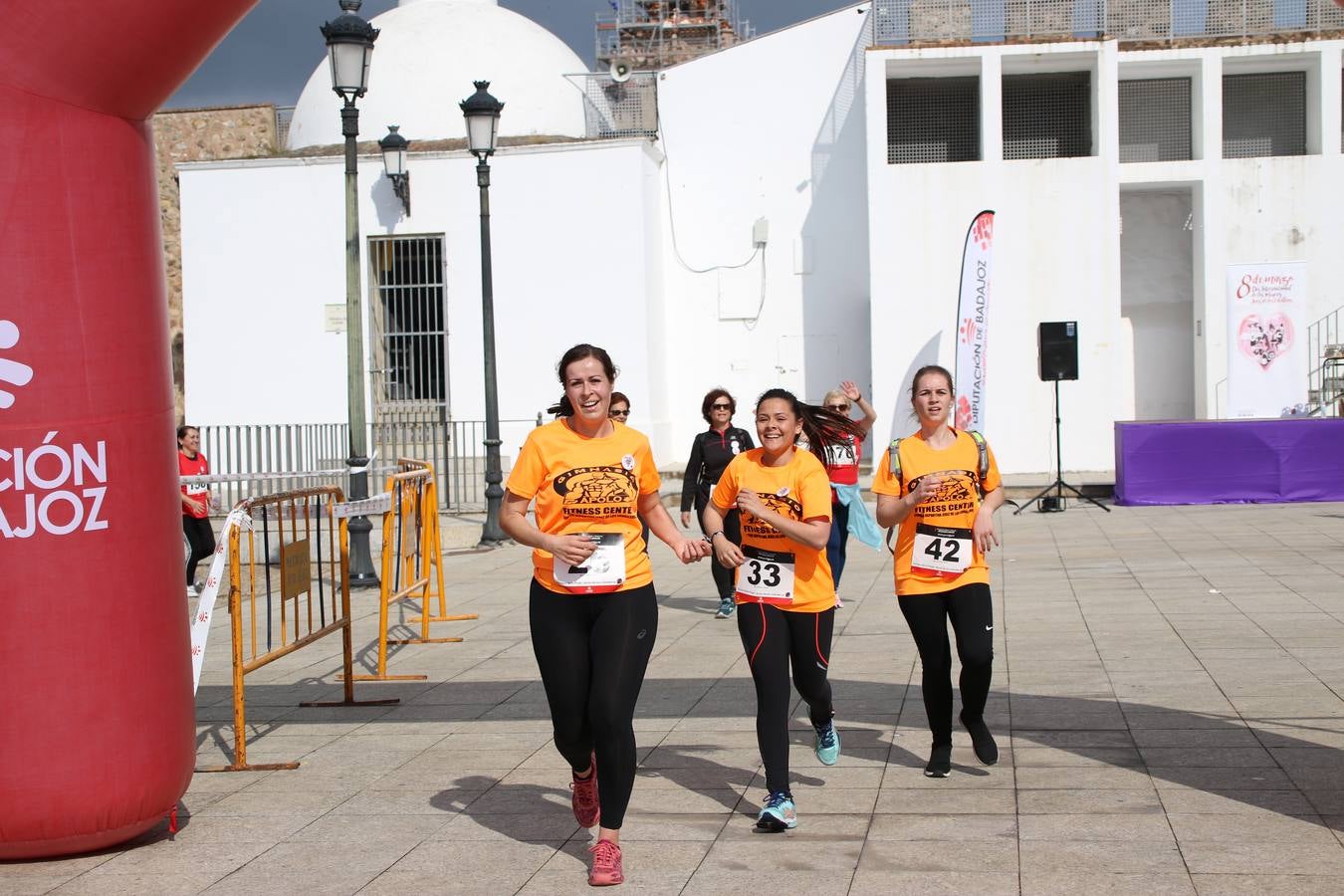 Jerez de los Caballeros ha acogido, esta mañana, la 'I Carrera de la Mujer', enmarcada dentro del programa 'Mujer y Deporte' de la Diputación de Badajoz y bajo el lema 'Nuestra meta, la igualdad'. Más de 300 personas, de todas las edades, se han dado cita en la Plaza de la Alcazaba y han recorrido las calles del municipio en una jornada que ha aunado deporte, solidaridad y reivindicación.