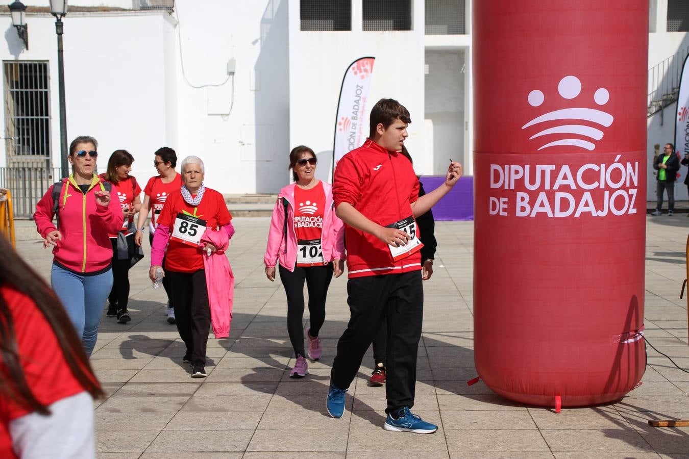 Jerez de los Caballeros ha acogido, esta mañana, la 'I Carrera de la Mujer', enmarcada dentro del programa 'Mujer y Deporte' de la Diputación de Badajoz y bajo el lema 'Nuestra meta, la igualdad'. Más de 300 personas, de todas las edades, se han dado cita en la Plaza de la Alcazaba y han recorrido las calles del municipio en una jornada que ha aunado deporte, solidaridad y reivindicación.