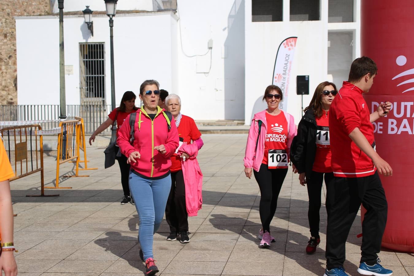 Jerez de los Caballeros ha acogido, esta mañana, la 'I Carrera de la Mujer', enmarcada dentro del programa 'Mujer y Deporte' de la Diputación de Badajoz y bajo el lema 'Nuestra meta, la igualdad'. Más de 300 personas, de todas las edades, se han dado cita en la Plaza de la Alcazaba y han recorrido las calles del municipio en una jornada que ha aunado deporte, solidaridad y reivindicación.