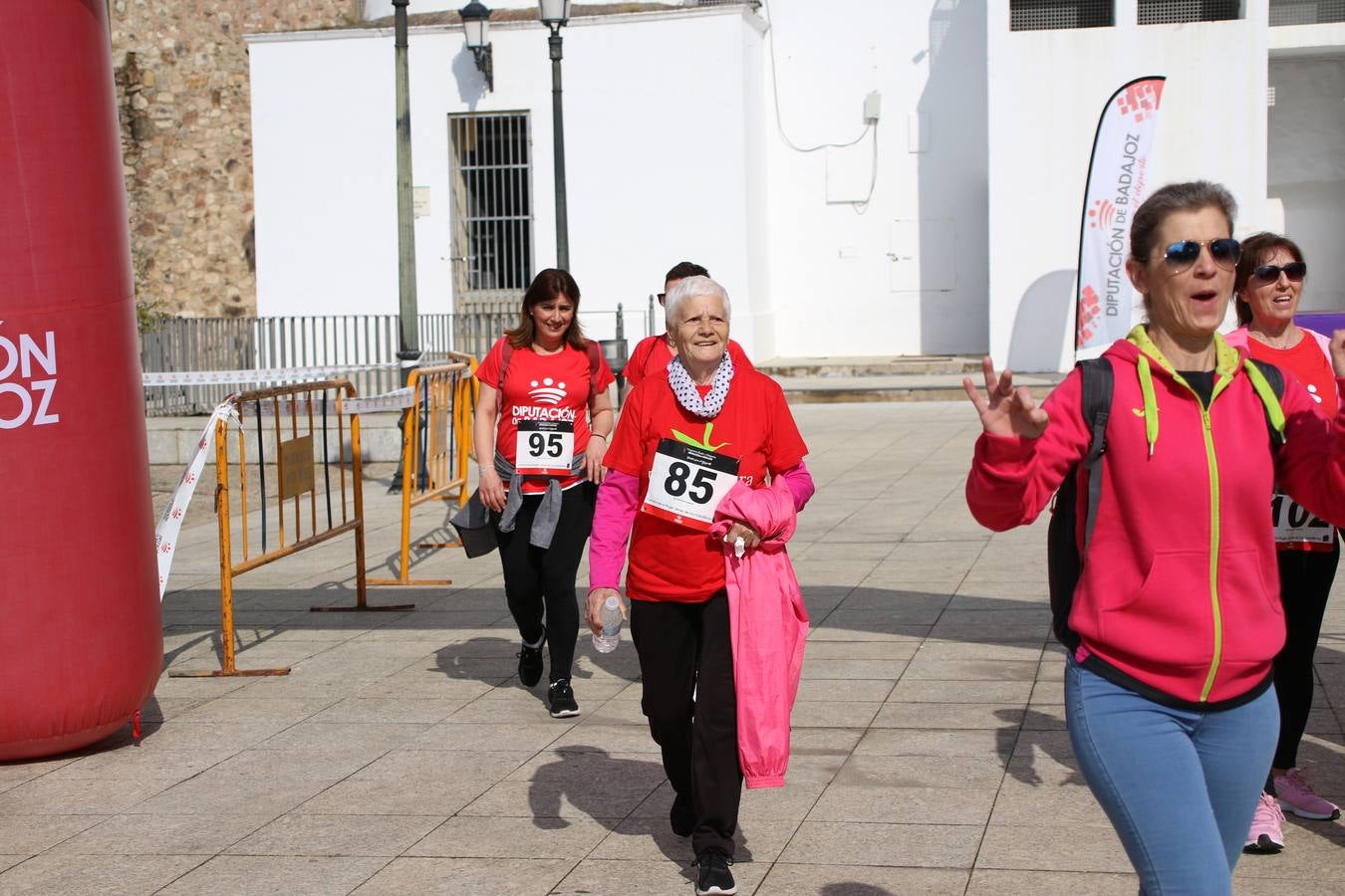 Jerez de los Caballeros ha acogido, esta mañana, la 'I Carrera de la Mujer', enmarcada dentro del programa 'Mujer y Deporte' de la Diputación de Badajoz y bajo el lema 'Nuestra meta, la igualdad'. Más de 300 personas, de todas las edades, se han dado cita en la Plaza de la Alcazaba y han recorrido las calles del municipio en una jornada que ha aunado deporte, solidaridad y reivindicación.