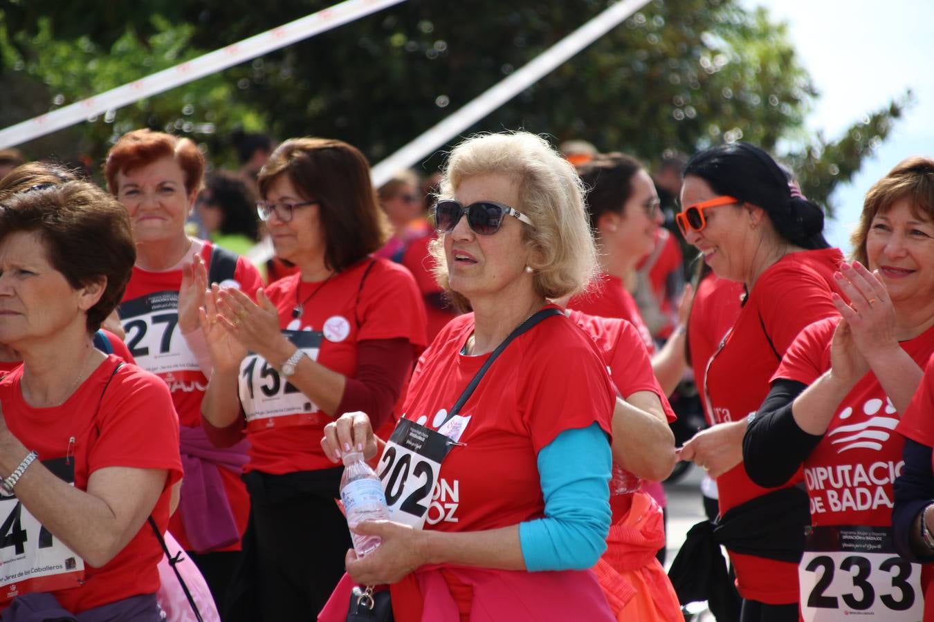 Jerez de los Caballeros ha acogido, esta mañana, la 'I Carrera de la Mujer', enmarcada dentro del programa 'Mujer y Deporte' de la Diputación de Badajoz y bajo el lema 'Nuestra meta, la igualdad'. Más de 300 personas, de todas las edades, se han dado cita en la Plaza de la Alcazaba y han recorrido las calles del municipio en una jornada que ha aunado deporte, solidaridad y reivindicación.