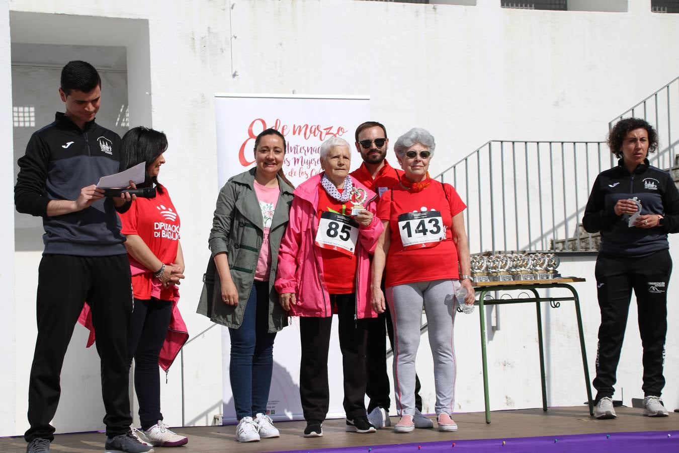 Jerez de los Caballeros ha acogido, esta mañana, la 'I Carrera de la Mujer', enmarcada dentro del programa 'Mujer y Deporte' de la Diputación de Badajoz y bajo el lema 'Nuestra meta, la igualdad'. Más de 300 personas, de todas las edades, se han dado cita en la Plaza de la Alcazaba y han recorrido las calles del municipio en una jornada que ha aunado deporte, solidaridad y reivindicación.