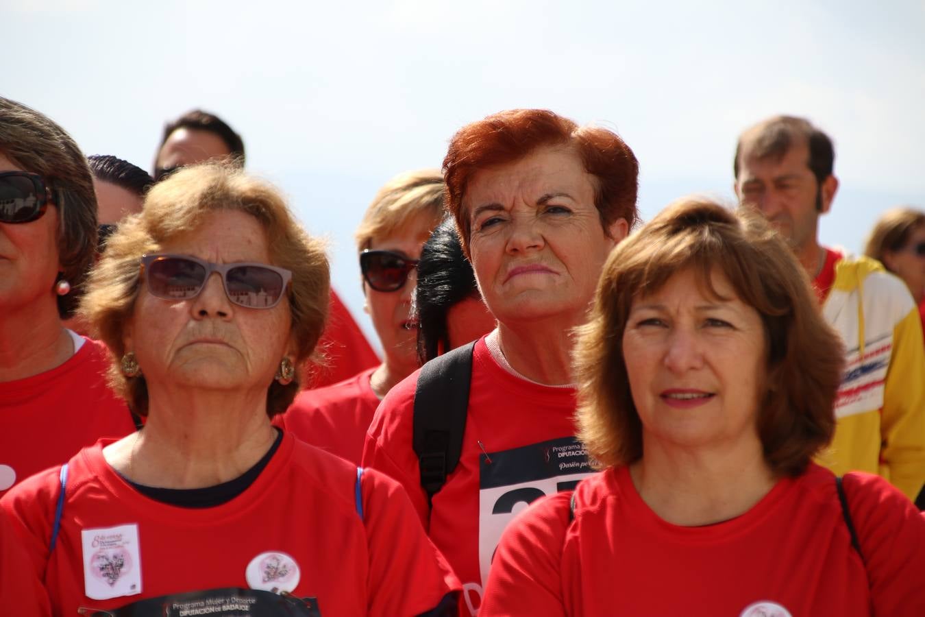 Jerez de los Caballeros ha acogido, esta mañana, la 'I Carrera de la Mujer', enmarcada dentro del programa 'Mujer y Deporte' de la Diputación de Badajoz y bajo el lema 'Nuestra meta, la igualdad'. Más de 300 personas, de todas las edades, se han dado cita en la Plaza de la Alcazaba y han recorrido las calles del municipio en una jornada que ha aunado deporte, solidaridad y reivindicación.