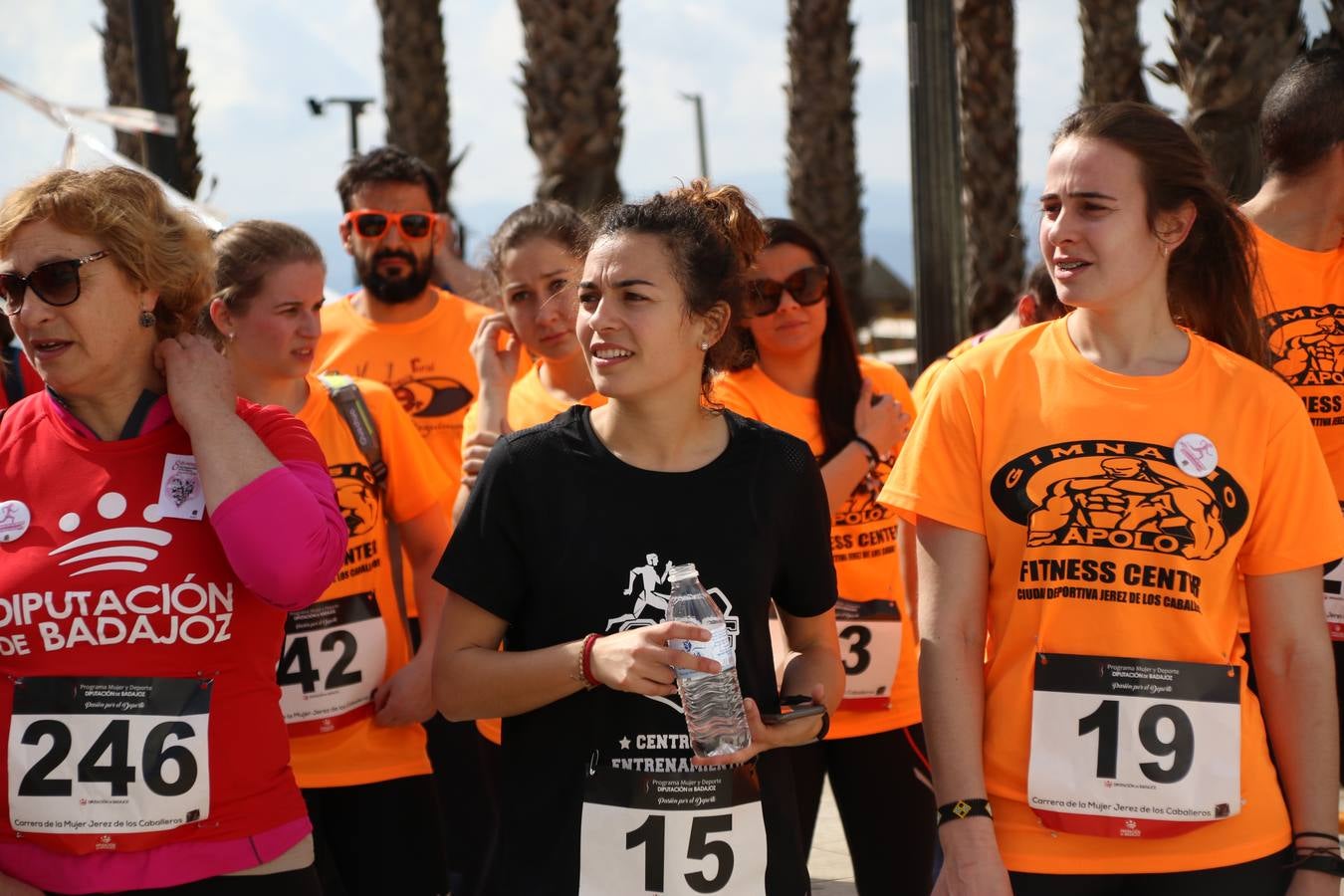 Jerez de los Caballeros ha acogido, esta mañana, la 'I Carrera de la Mujer', enmarcada dentro del programa 'Mujer y Deporte' de la Diputación de Badajoz y bajo el lema 'Nuestra meta, la igualdad'. Más de 300 personas, de todas las edades, se han dado cita en la Plaza de la Alcazaba y han recorrido las calles del municipio en una jornada que ha aunado deporte, solidaridad y reivindicación.