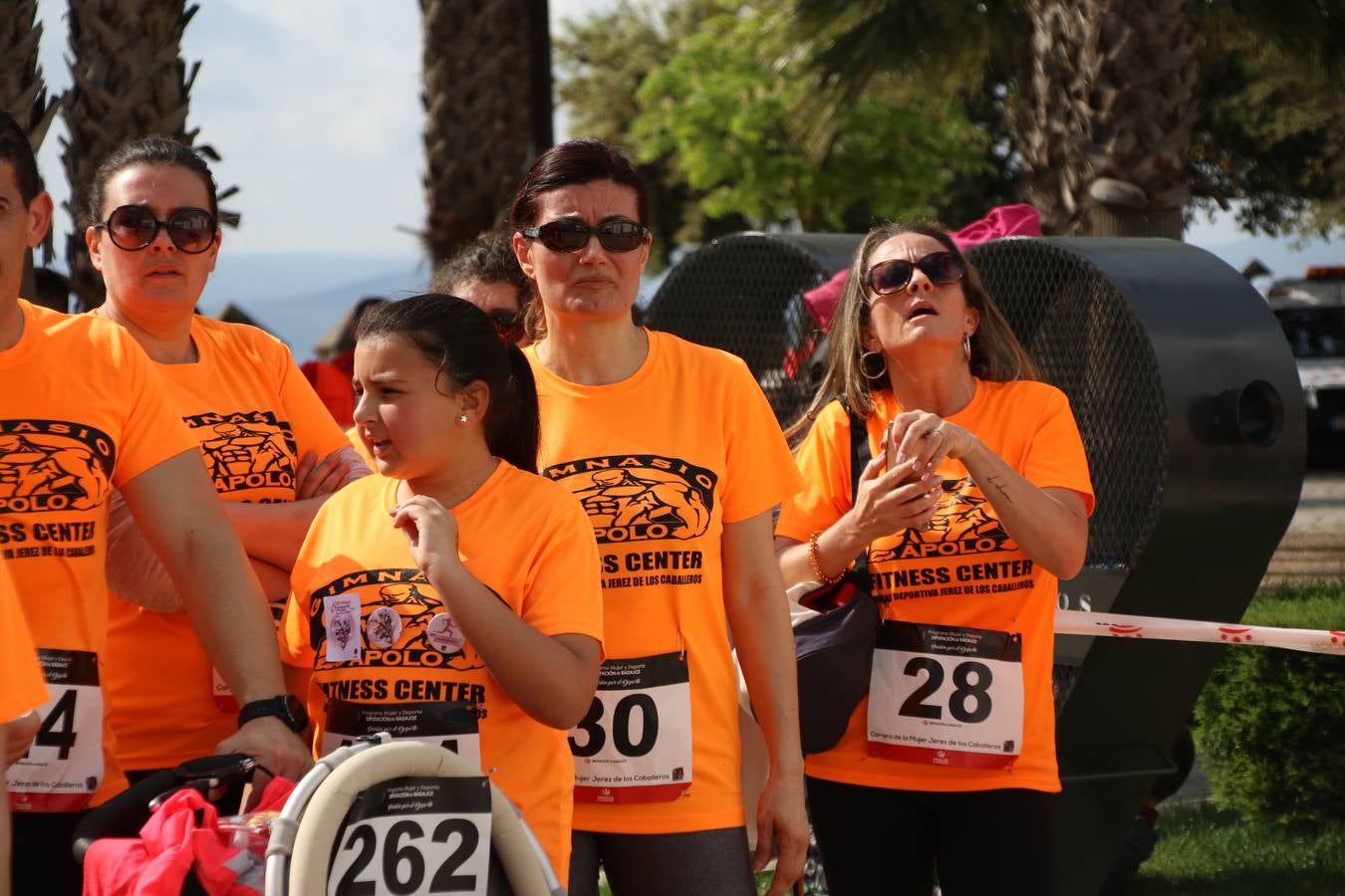 Jerez de los Caballeros ha acogido, esta mañana, la 'I Carrera de la Mujer', enmarcada dentro del programa 'Mujer y Deporte' de la Diputación de Badajoz y bajo el lema 'Nuestra meta, la igualdad'. Más de 300 personas, de todas las edades, se han dado cita en la Plaza de la Alcazaba y han recorrido las calles del municipio en una jornada que ha aunado deporte, solidaridad y reivindicación.