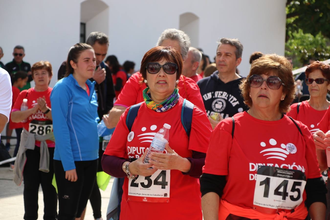 Jerez de los Caballeros ha acogido, esta mañana, la 'I Carrera de la Mujer', enmarcada dentro del programa 'Mujer y Deporte' de la Diputación de Badajoz y bajo el lema 'Nuestra meta, la igualdad'. Más de 300 personas, de todas las edades, se han dado cita en la Plaza de la Alcazaba y han recorrido las calles del municipio en una jornada que ha aunado deporte, solidaridad y reivindicación.