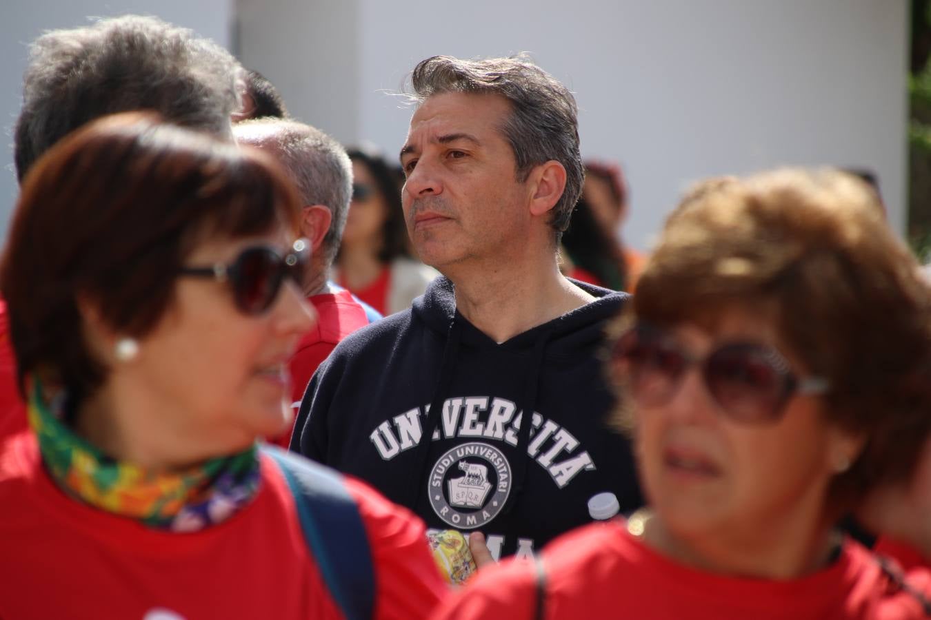 Jerez de los Caballeros ha acogido, esta mañana, la 'I Carrera de la Mujer', enmarcada dentro del programa 'Mujer y Deporte' de la Diputación de Badajoz y bajo el lema 'Nuestra meta, la igualdad'. Más de 300 personas, de todas las edades, se han dado cita en la Plaza de la Alcazaba y han recorrido las calles del municipio en una jornada que ha aunado deporte, solidaridad y reivindicación.