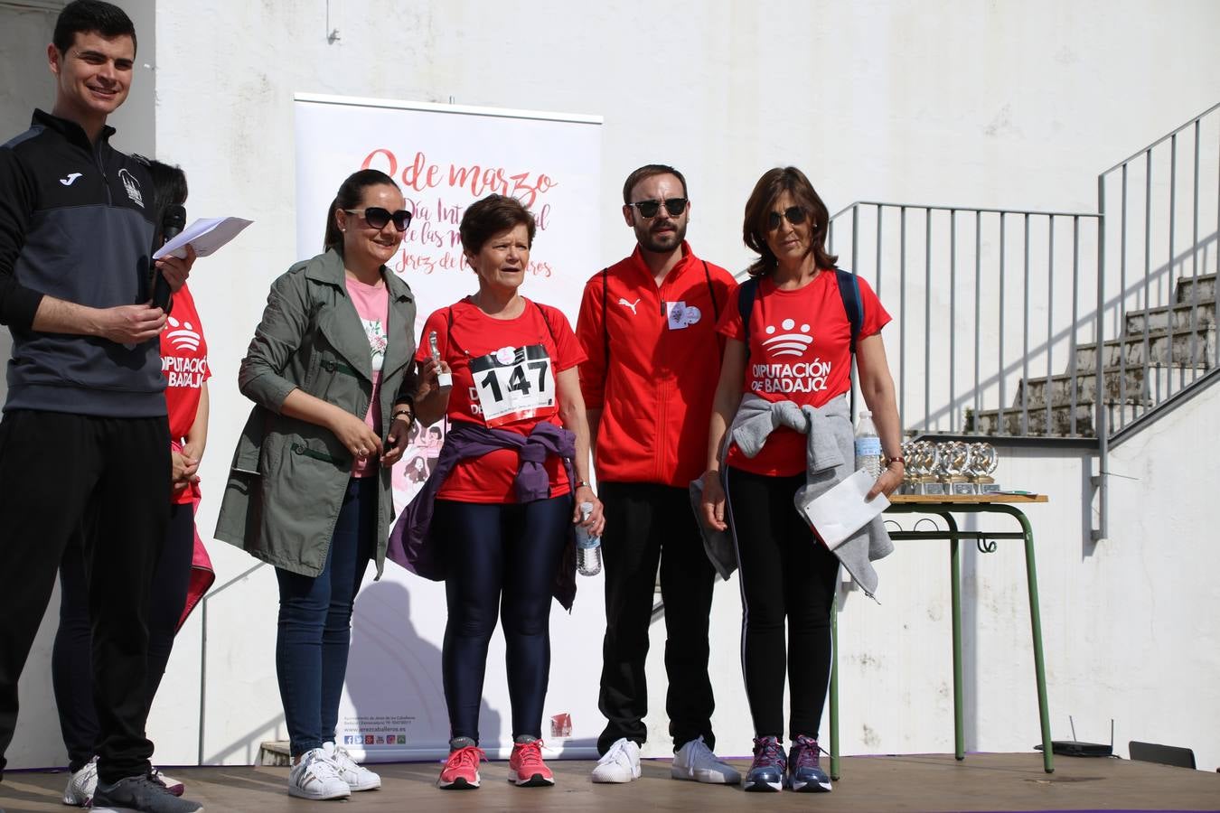 Jerez de los Caballeros ha acogido, esta mañana, la 'I Carrera de la Mujer', enmarcada dentro del programa 'Mujer y Deporte' de la Diputación de Badajoz y bajo el lema 'Nuestra meta, la igualdad'. Más de 300 personas, de todas las edades, se han dado cita en la Plaza de la Alcazaba y han recorrido las calles del municipio en una jornada que ha aunado deporte, solidaridad y reivindicación.