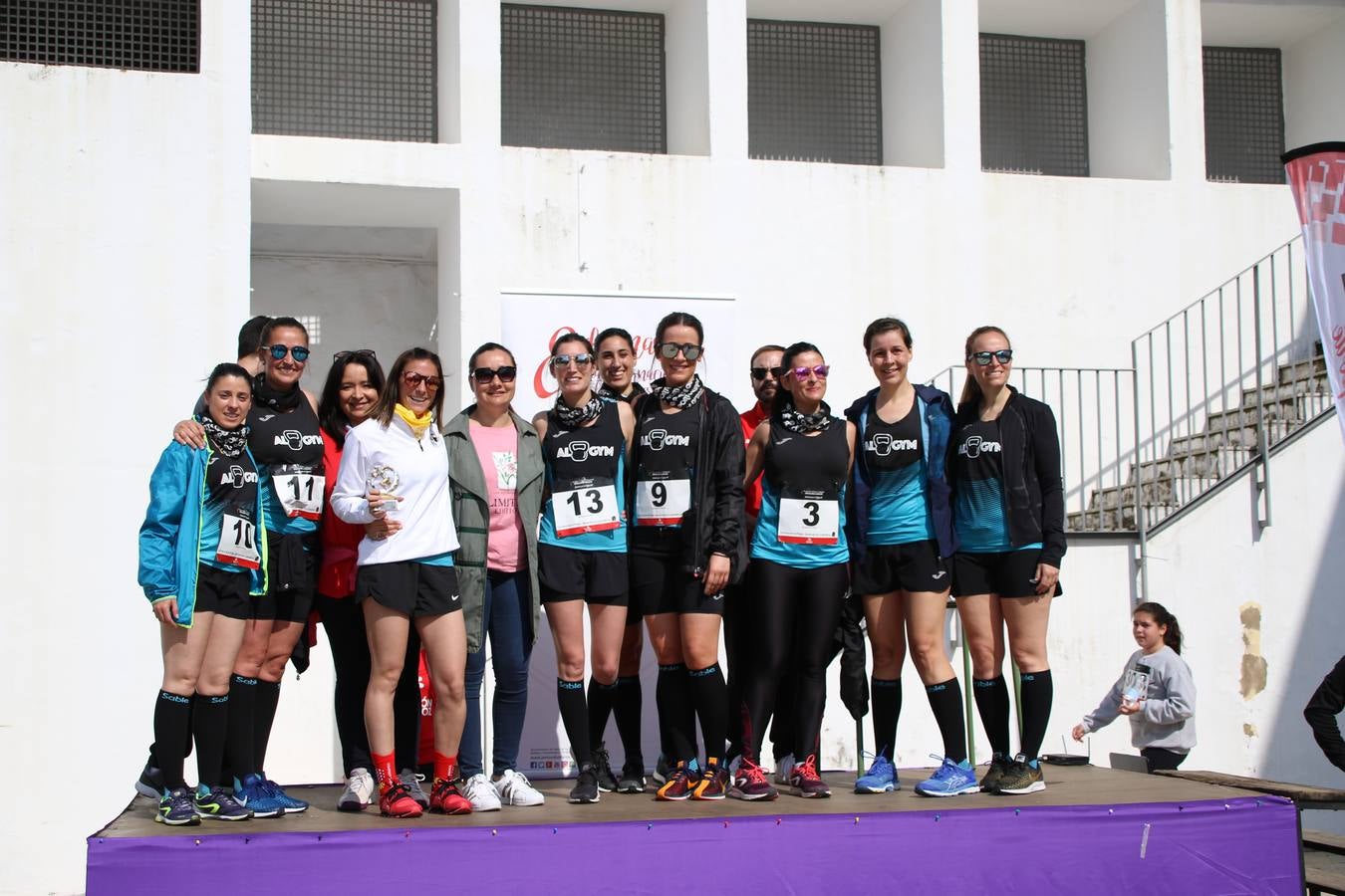 Jerez de los Caballeros ha acogido, esta mañana, la 'I Carrera de la Mujer', enmarcada dentro del programa 'Mujer y Deporte' de la Diputación de Badajoz y bajo el lema 'Nuestra meta, la igualdad'. Más de 300 personas, de todas las edades, se han dado cita en la Plaza de la Alcazaba y han recorrido las calles del municipio en una jornada que ha aunado deporte, solidaridad y reivindicación.