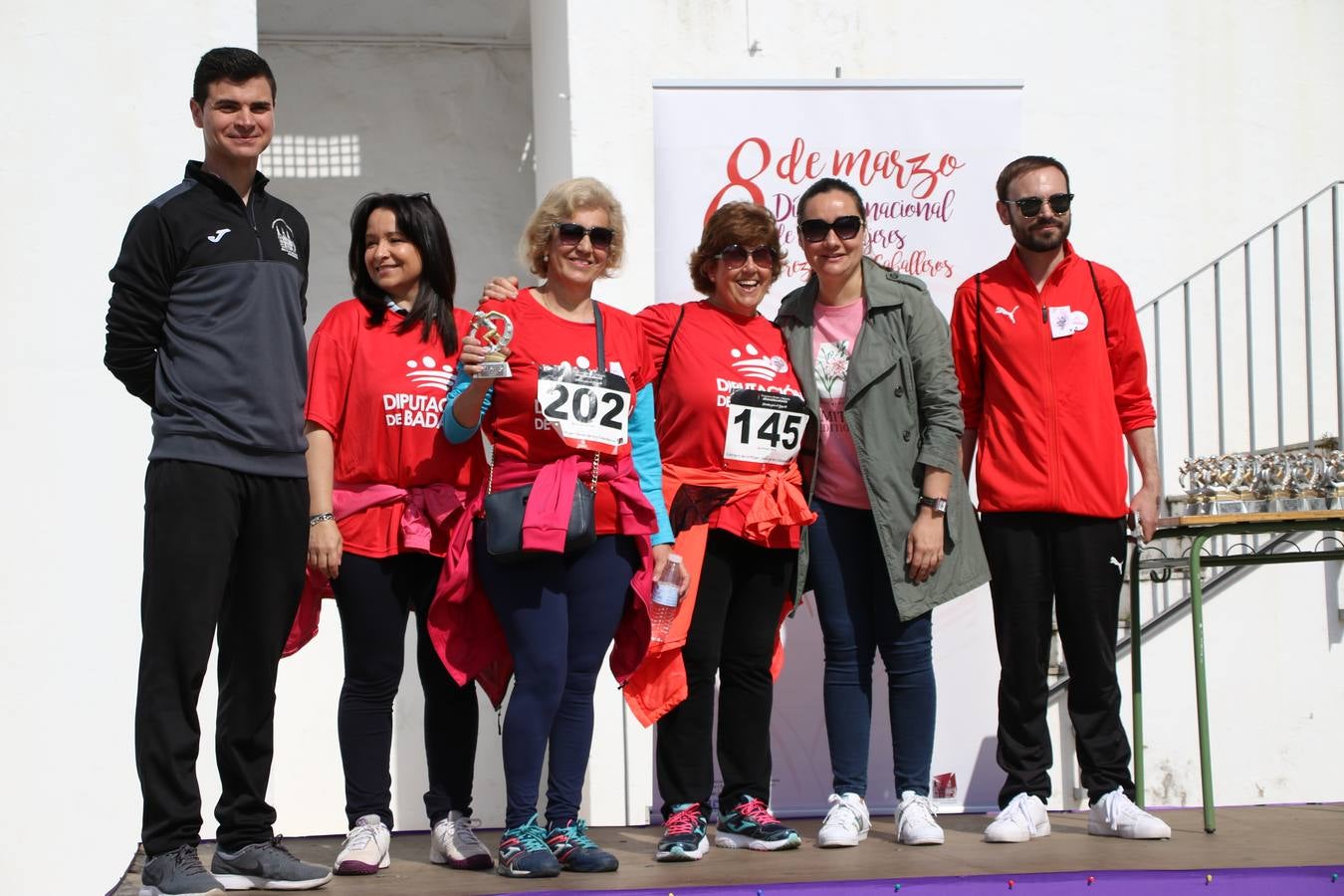 Jerez de los Caballeros ha acogido, esta mañana, la 'I Carrera de la Mujer', enmarcada dentro del programa 'Mujer y Deporte' de la Diputación de Badajoz y bajo el lema 'Nuestra meta, la igualdad'. Más de 300 personas, de todas las edades, se han dado cita en la Plaza de la Alcazaba y han recorrido las calles del municipio en una jornada que ha aunado deporte, solidaridad y reivindicación.