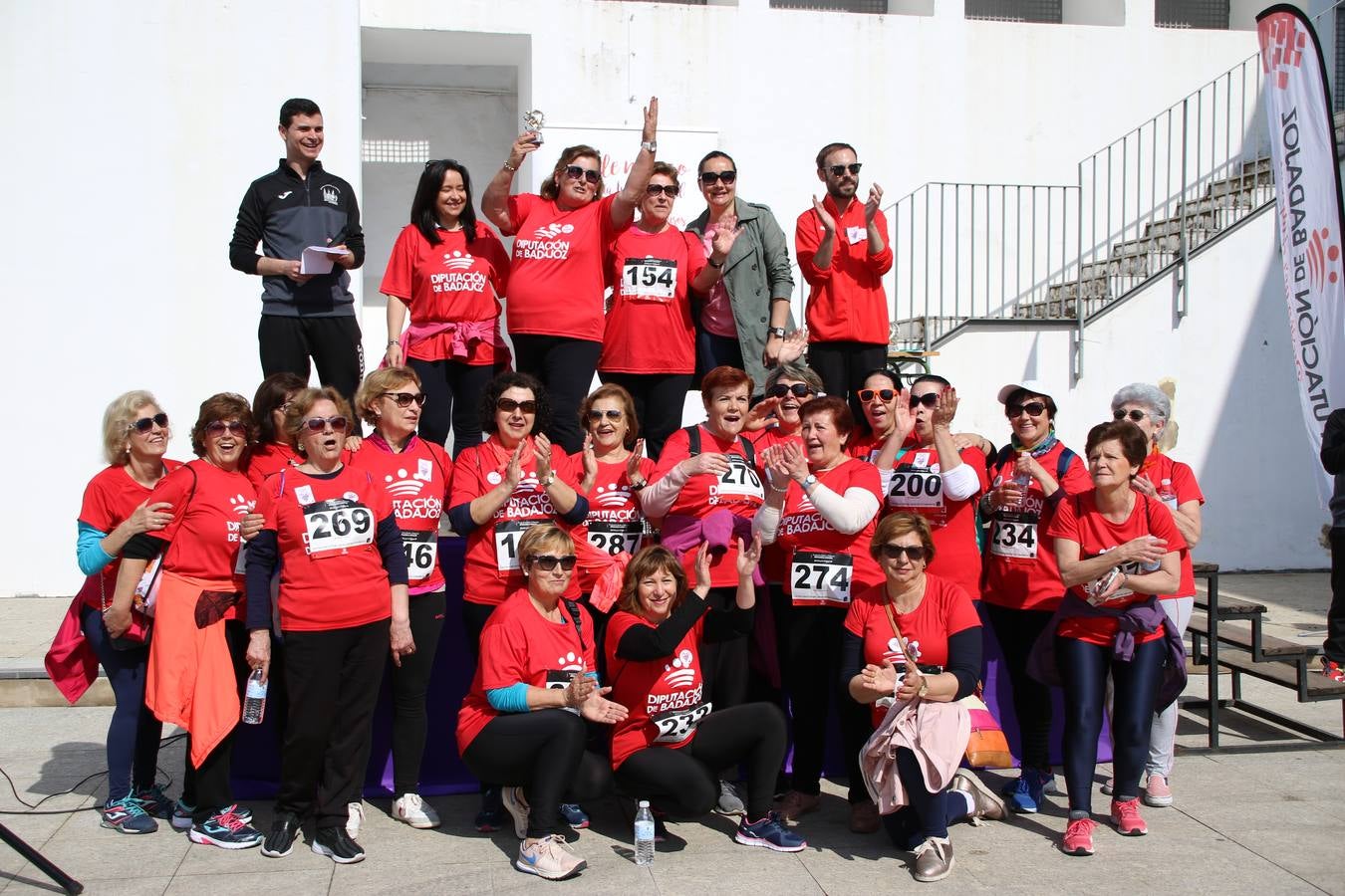 Jerez de los Caballeros ha acogido, esta mañana, la 'I Carrera de la Mujer', enmarcada dentro del programa 'Mujer y Deporte' de la Diputación de Badajoz y bajo el lema 'Nuestra meta, la igualdad'. Más de 300 personas, de todas las edades, se han dado cita en la Plaza de la Alcazaba y han recorrido las calles del municipio en una jornada que ha aunado deporte, solidaridad y reivindicación.
