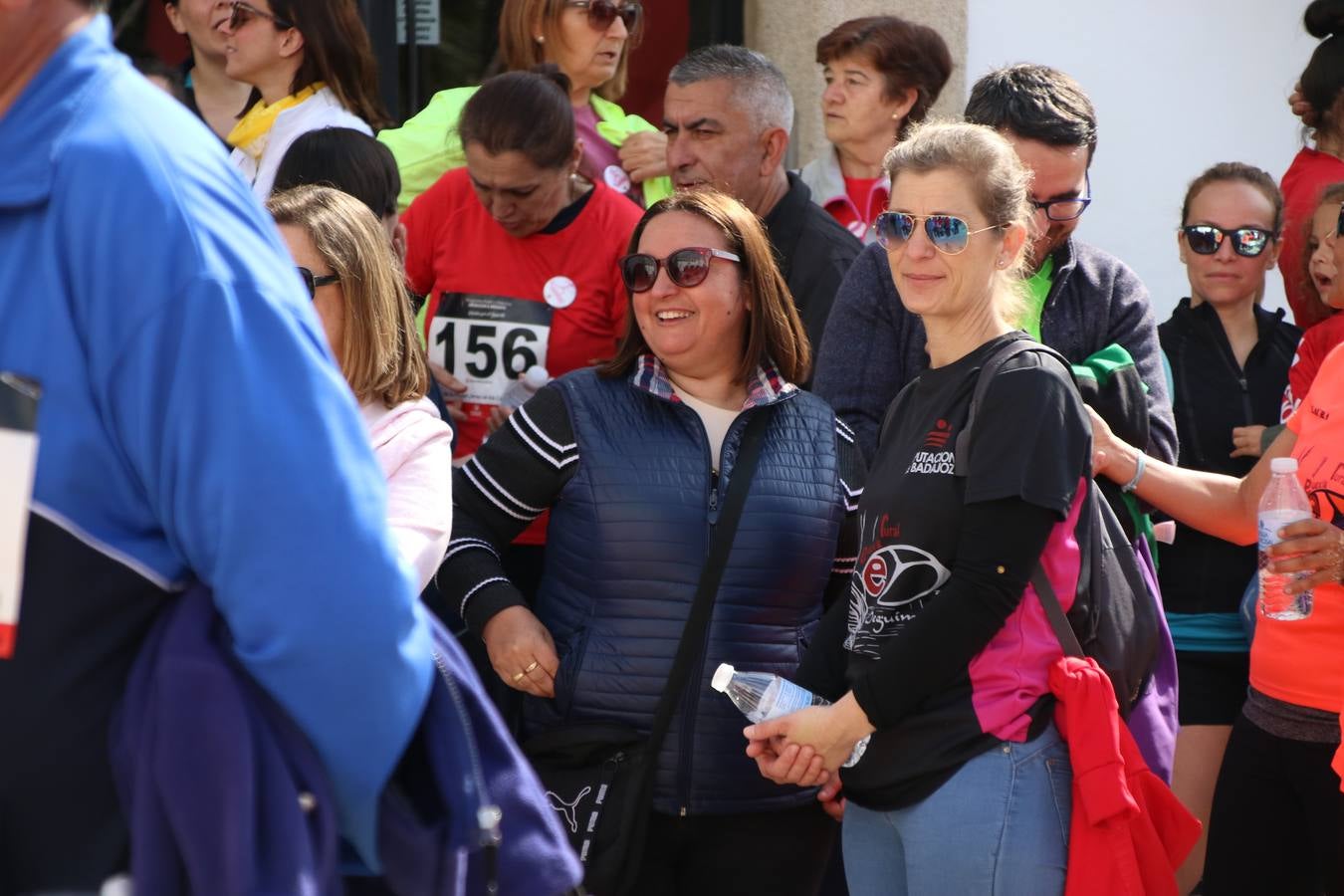 Jerez de los Caballeros ha acogido, esta mañana, la 'I Carrera de la Mujer', enmarcada dentro del programa 'Mujer y Deporte' de la Diputación de Badajoz y bajo el lema 'Nuestra meta, la igualdad'. Más de 300 personas, de todas las edades, se han dado cita en la Plaza de la Alcazaba y han recorrido las calles del municipio en una jornada que ha aunado deporte, solidaridad y reivindicación.