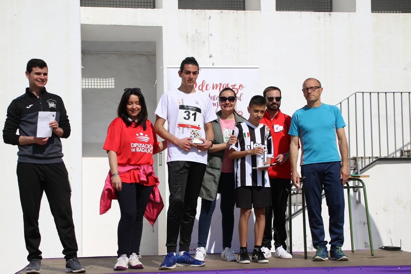 Jerez de los Caballeros ha acogido, esta mañana, la 'I Carrera de la Mujer', enmarcada dentro del programa 'Mujer y Deporte' de la Diputación de Badajoz y bajo el lema 'Nuestra meta, la igualdad'. Más de 300 personas, de todas las edades, se han dado cita en la Plaza de la Alcazaba y han recorrido las calles del municipio en una jornada que ha aunado deporte, solidaridad y reivindicación.