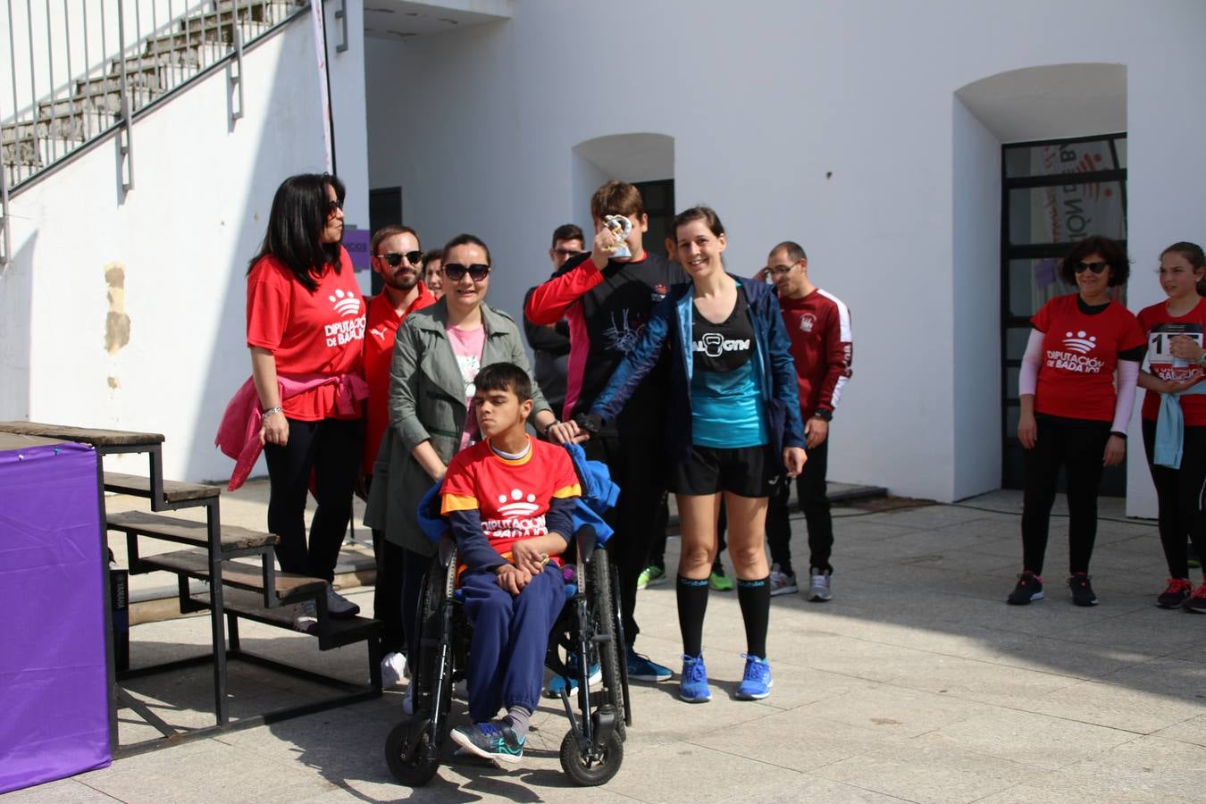 Jerez de los Caballeros ha acogido, esta mañana, la 'I Carrera de la Mujer', enmarcada dentro del programa 'Mujer y Deporte' de la Diputación de Badajoz y bajo el lema 'Nuestra meta, la igualdad'. Más de 300 personas, de todas las edades, se han dado cita en la Plaza de la Alcazaba y han recorrido las calles del municipio en una jornada que ha aunado deporte, solidaridad y reivindicación.