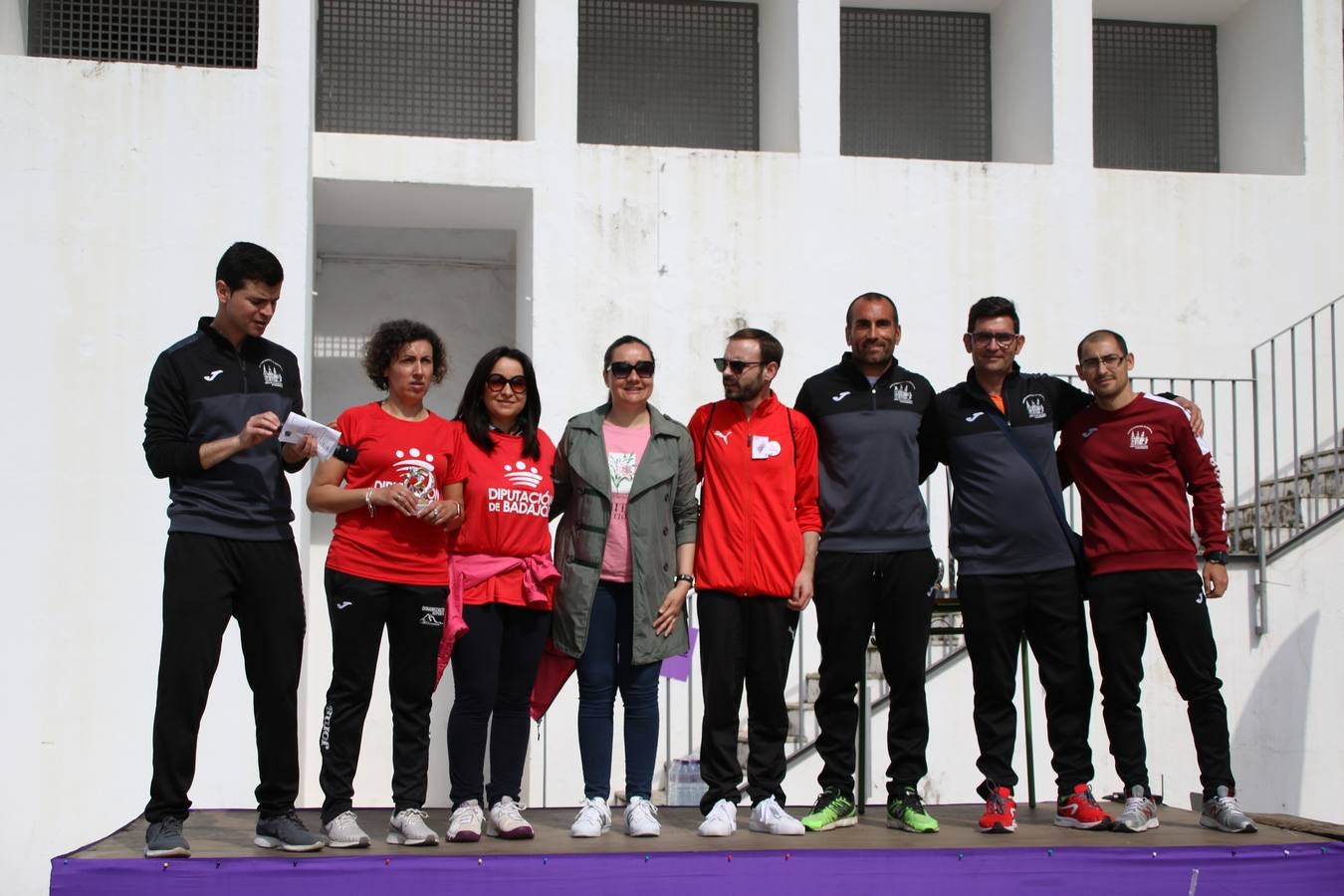 Jerez de los Caballeros ha acogido, esta mañana, la 'I Carrera de la Mujer', enmarcada dentro del programa 'Mujer y Deporte' de la Diputación de Badajoz y bajo el lema 'Nuestra meta, la igualdad'. Más de 300 personas, de todas las edades, se han dado cita en la Plaza de la Alcazaba y han recorrido las calles del municipio en una jornada que ha aunado deporte, solidaridad y reivindicación.
