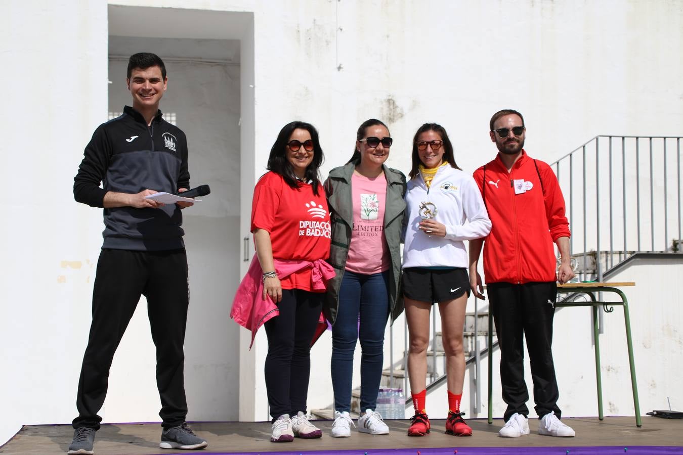 Jerez de los Caballeros ha acogido, esta mañana, la 'I Carrera de la Mujer', enmarcada dentro del programa 'Mujer y Deporte' de la Diputación de Badajoz y bajo el lema 'Nuestra meta, la igualdad'. Más de 300 personas, de todas las edades, se han dado cita en la Plaza de la Alcazaba y han recorrido las calles del municipio en una jornada que ha aunado deporte, solidaridad y reivindicación.