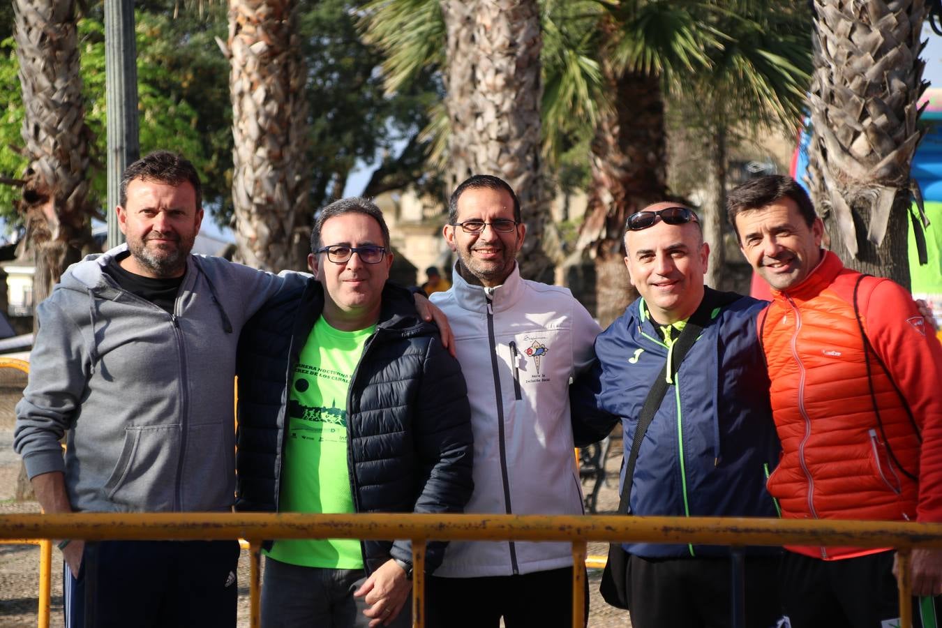 Jerez de los Caballeros ha acogido, esta mañana, la 'I Carrera de la Mujer', enmarcada dentro del programa 'Mujer y Deporte' de la Diputación de Badajoz y bajo el lema 'Nuestra meta, la igualdad'. Más de 300 personas, de todas las edades, se han dado cita en la Plaza de la Alcazaba y han recorrido las calles del municipio en una jornada que ha aunado deporte, solidaridad y reivindicación.