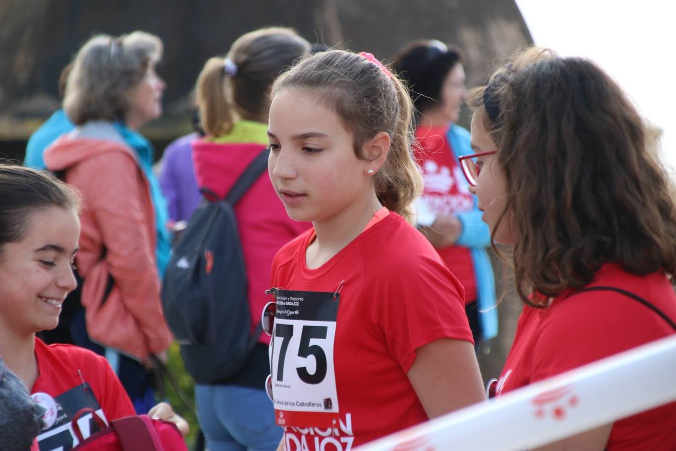 Jerez de los Caballeros ha acogido, esta mañana, la 'I Carrera de la Mujer', enmarcada dentro del programa 'Mujer y Deporte' de la Diputación de Badajoz y bajo el lema 'Nuestra meta, la igualdad'. Más de 300 personas, de todas las edades, se han dado cita en la Plaza de la Alcazaba y han recorrido las calles del municipio en una jornada que ha aunado deporte, solidaridad y reivindicación.