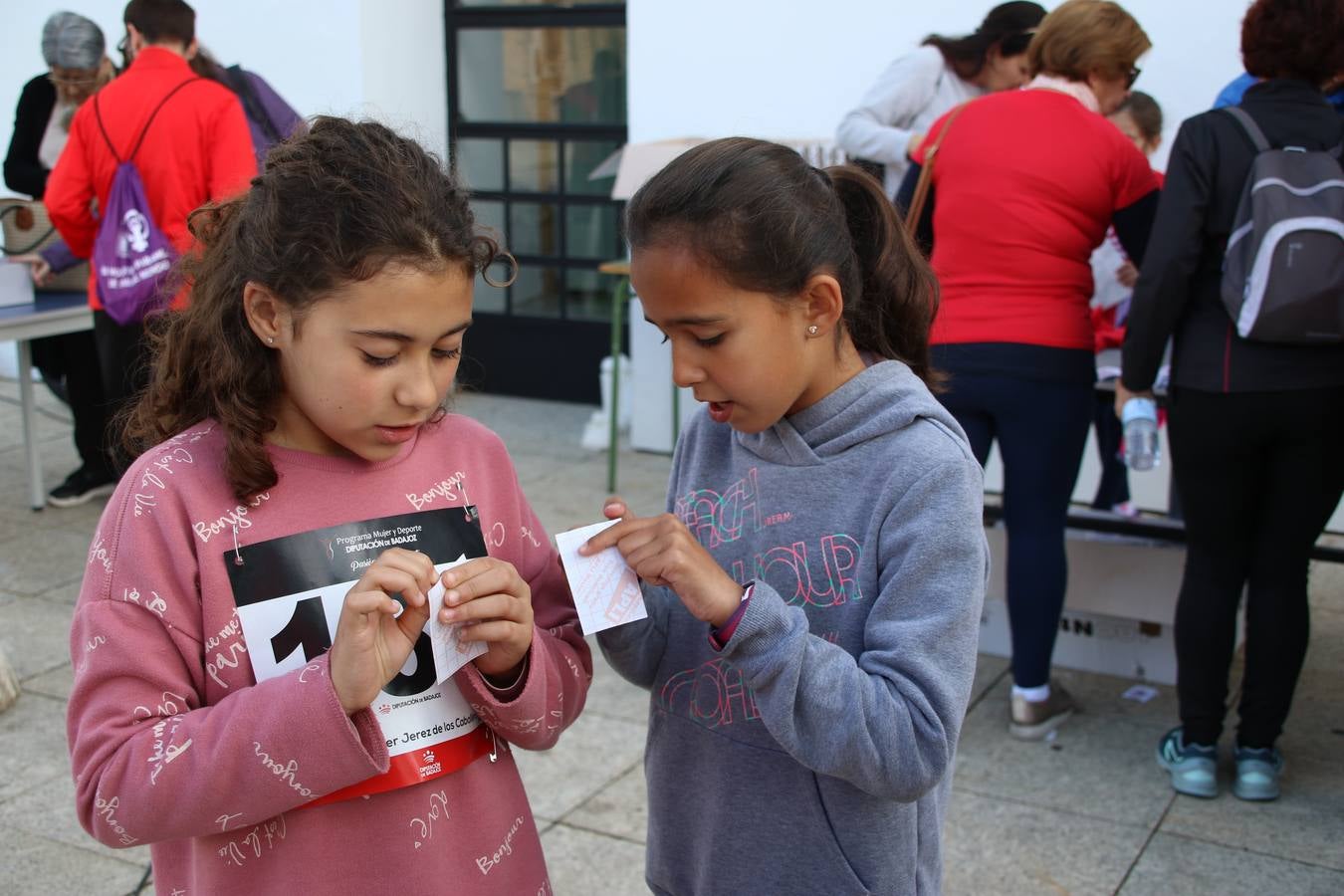 Jerez de los Caballeros ha acogido, esta mañana, la 'I Carrera de la Mujer', enmarcada dentro del programa 'Mujer y Deporte' de la Diputación de Badajoz y bajo el lema 'Nuestra meta, la igualdad'. Más de 300 personas, de todas las edades, se han dado cita en la Plaza de la Alcazaba y han recorrido las calles del municipio en una jornada que ha aunado deporte, solidaridad y reivindicación.