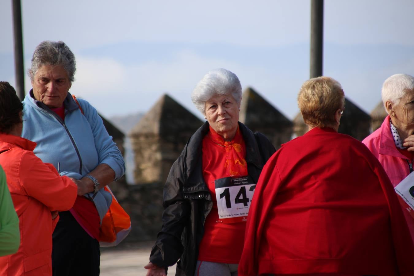 Jerez de los Caballeros ha acogido, esta mañana, la 'I Carrera de la Mujer', enmarcada dentro del programa 'Mujer y Deporte' de la Diputación de Badajoz y bajo el lema 'Nuestra meta, la igualdad'. Más de 300 personas, de todas las edades, se han dado cita en la Plaza de la Alcazaba y han recorrido las calles del municipio en una jornada que ha aunado deporte, solidaridad y reivindicación.