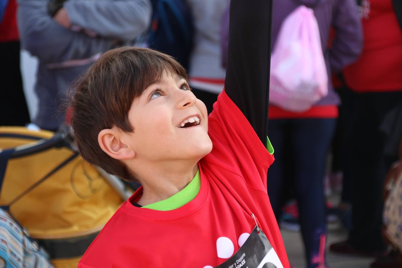 Jerez de los Caballeros ha acogido, esta mañana, la 'I Carrera de la Mujer', enmarcada dentro del programa 'Mujer y Deporte' de la Diputación de Badajoz y bajo el lema 'Nuestra meta, la igualdad'. Más de 300 personas, de todas las edades, se han dado cita en la Plaza de la Alcazaba y han recorrido las calles del municipio en una jornada que ha aunado deporte, solidaridad y reivindicación.