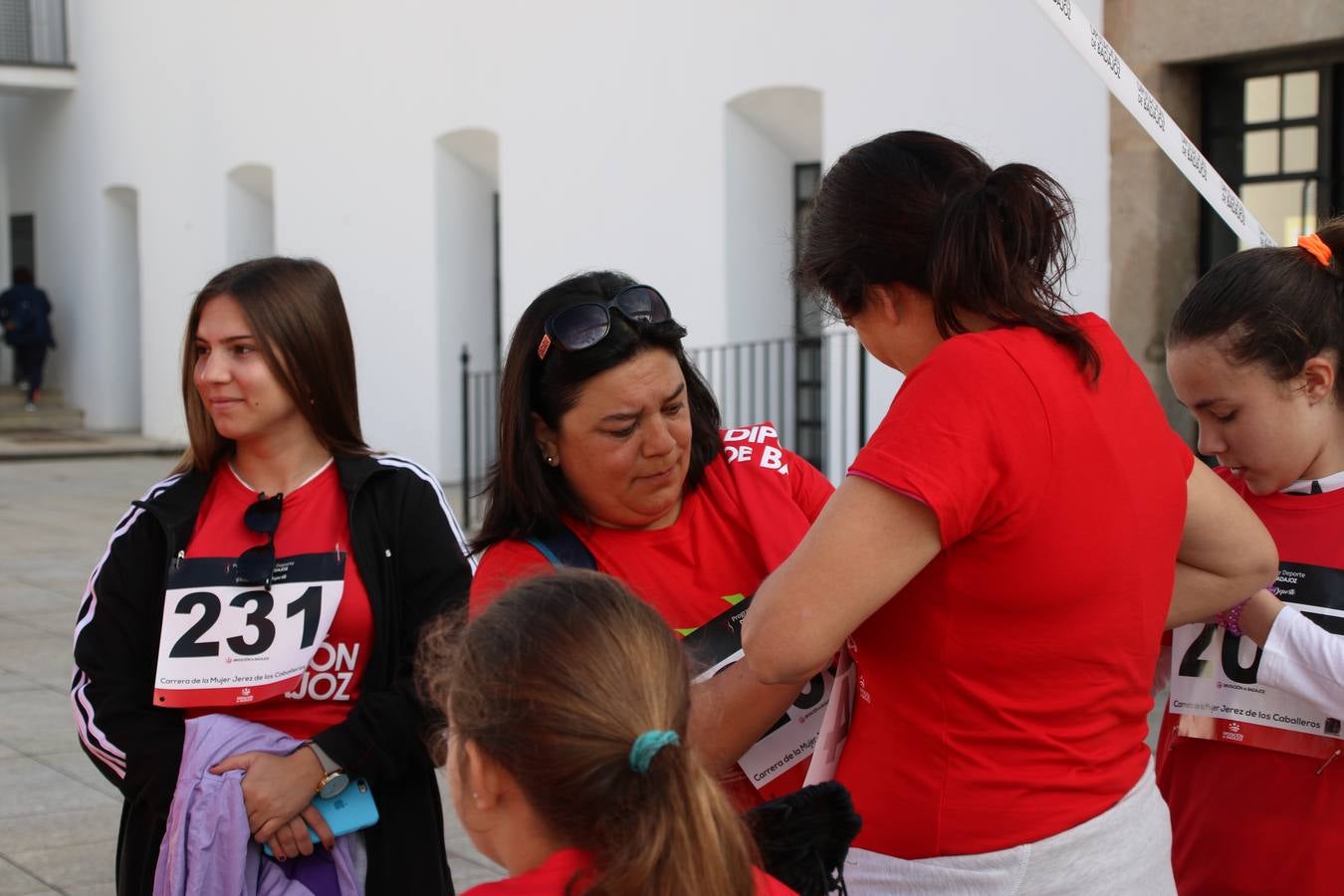 Jerez de los Caballeros ha acogido, esta mañana, la 'I Carrera de la Mujer', enmarcada dentro del programa 'Mujer y Deporte' de la Diputación de Badajoz y bajo el lema 'Nuestra meta, la igualdad'. Más de 300 personas, de todas las edades, se han dado cita en la Plaza de la Alcazaba y han recorrido las calles del municipio en una jornada que ha aunado deporte, solidaridad y reivindicación.
