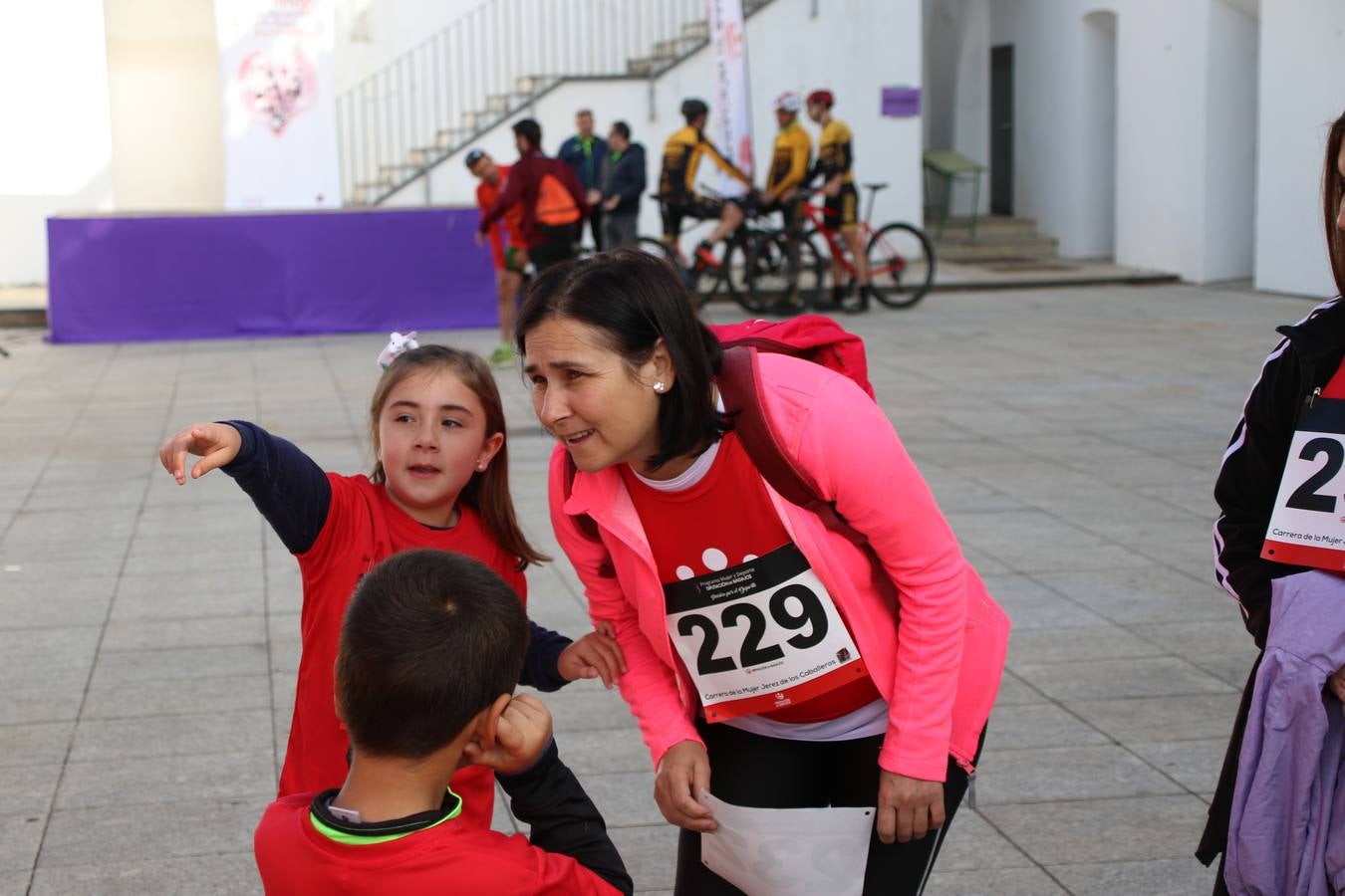 Jerez de los Caballeros ha acogido, esta mañana, la 'I Carrera de la Mujer', enmarcada dentro del programa 'Mujer y Deporte' de la Diputación de Badajoz y bajo el lema 'Nuestra meta, la igualdad'. Más de 300 personas, de todas las edades, se han dado cita en la Plaza de la Alcazaba y han recorrido las calles del municipio en una jornada que ha aunado deporte, solidaridad y reivindicación.