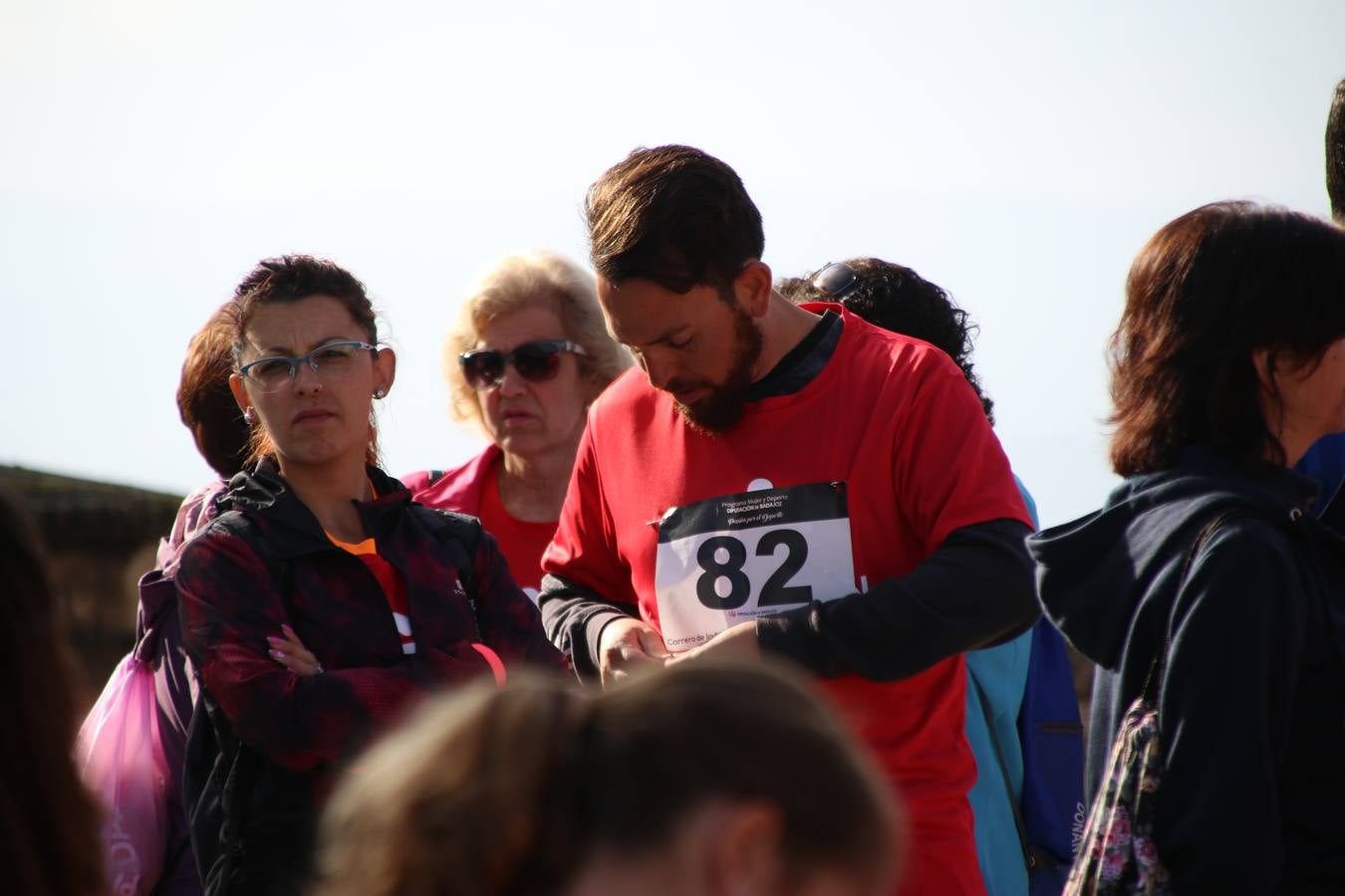 Jerez de los Caballeros ha acogido, esta mañana, la 'I Carrera de la Mujer', enmarcada dentro del programa 'Mujer y Deporte' de la Diputación de Badajoz y bajo el lema 'Nuestra meta, la igualdad'. Más de 300 personas, de todas las edades, se han dado cita en la Plaza de la Alcazaba y han recorrido las calles del municipio en una jornada que ha aunado deporte, solidaridad y reivindicación.