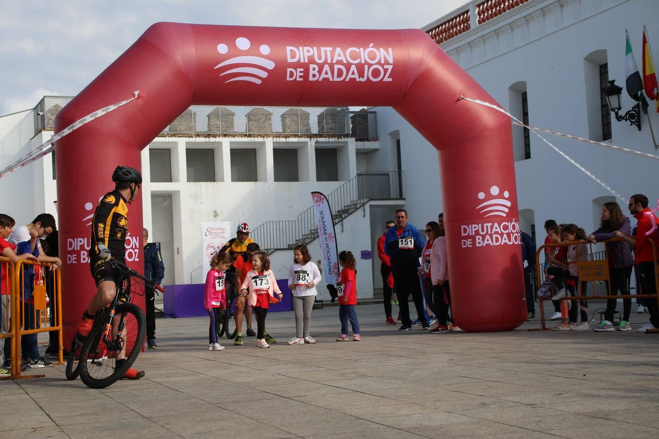 Jerez de los Caballeros ha acogido, esta mañana, la 'I Carrera de la Mujer', enmarcada dentro del programa 'Mujer y Deporte' de la Diputación de Badajoz y bajo el lema 'Nuestra meta, la igualdad'. Más de 300 personas, de todas las edades, se han dado cita en la Plaza de la Alcazaba y han recorrido las calles del municipio en una jornada que ha aunado deporte, solidaridad y reivindicación.