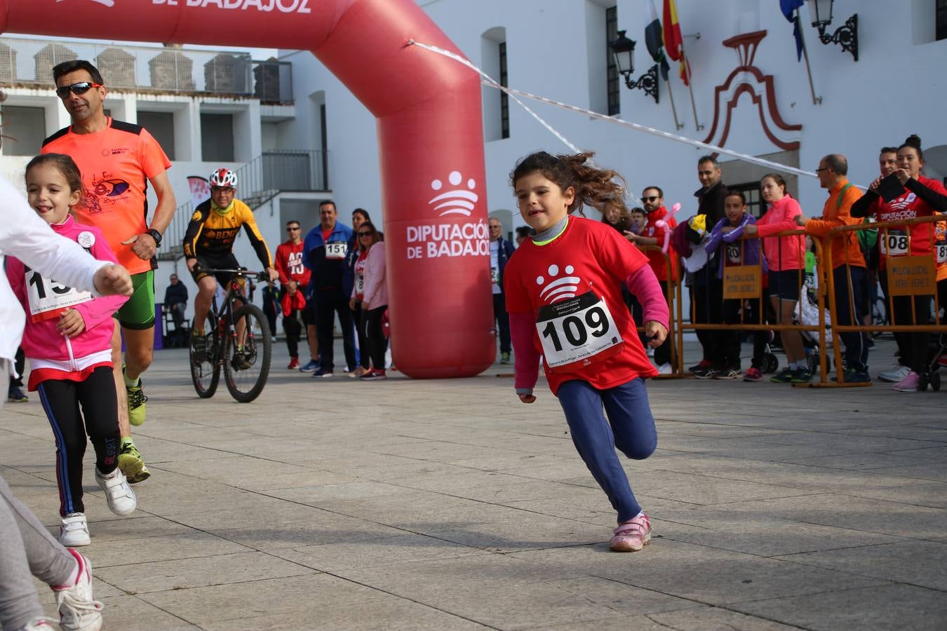 Jerez de los Caballeros ha acogido, esta mañana, la 'I Carrera de la Mujer', enmarcada dentro del programa 'Mujer y Deporte' de la Diputación de Badajoz y bajo el lema 'Nuestra meta, la igualdad'. Más de 300 personas, de todas las edades, se han dado cita en la Plaza de la Alcazaba y han recorrido las calles del municipio en una jornada que ha aunado deporte, solidaridad y reivindicación.