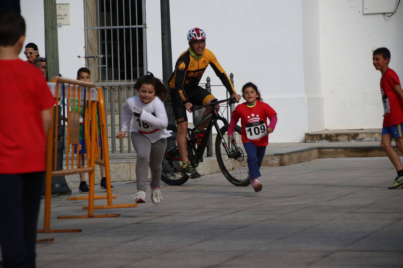 Jerez de los Caballeros ha acogido, esta mañana, la 'I Carrera de la Mujer', enmarcada dentro del programa 'Mujer y Deporte' de la Diputación de Badajoz y bajo el lema 'Nuestra meta, la igualdad'. Más de 300 personas, de todas las edades, se han dado cita en la Plaza de la Alcazaba y han recorrido las calles del municipio en una jornada que ha aunado deporte, solidaridad y reivindicación.