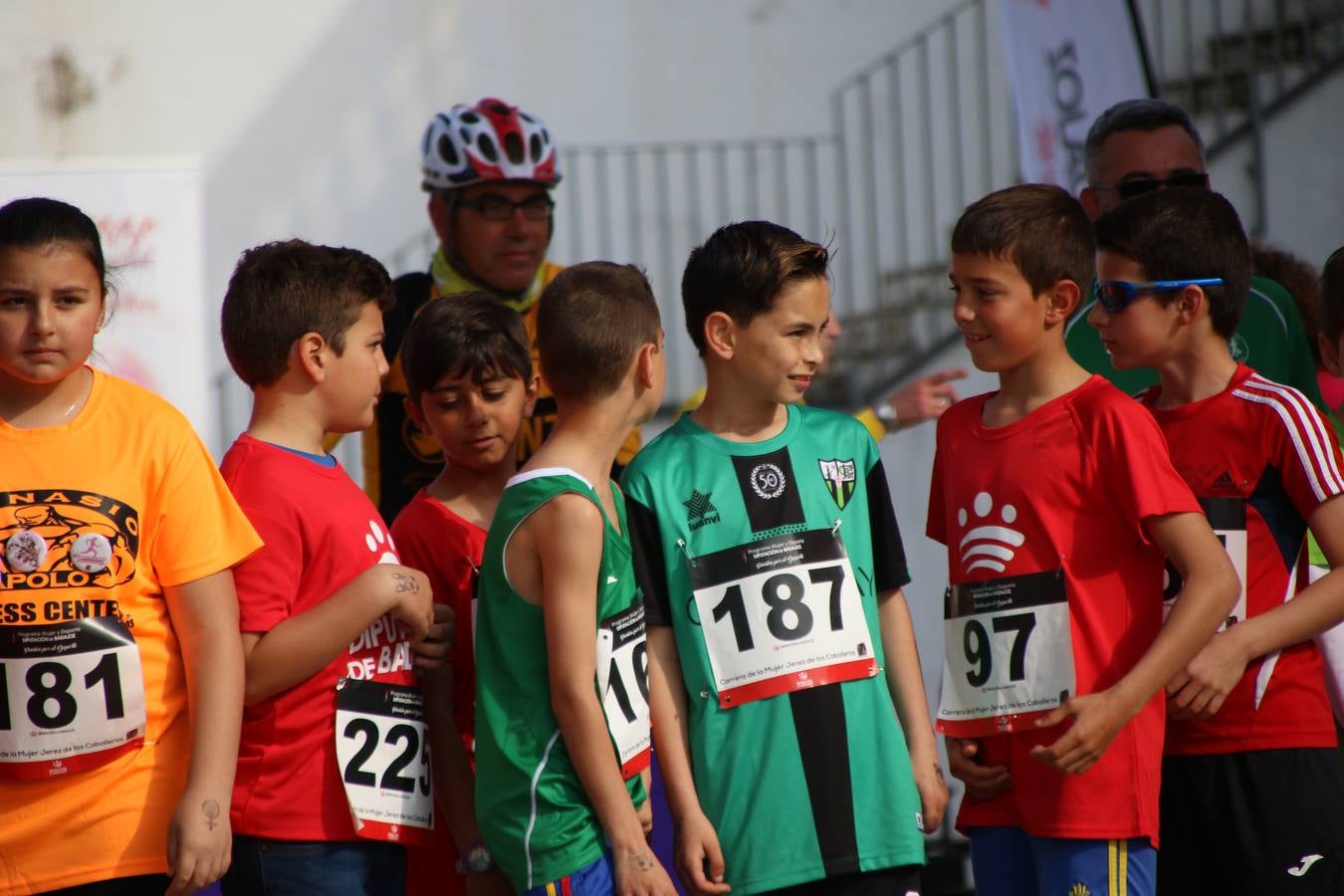 Jerez de los Caballeros ha acogido, esta mañana, la 'I Carrera de la Mujer', enmarcada dentro del programa 'Mujer y Deporte' de la Diputación de Badajoz y bajo el lema 'Nuestra meta, la igualdad'. Más de 300 personas, de todas las edades, se han dado cita en la Plaza de la Alcazaba y han recorrido las calles del municipio en una jornada que ha aunado deporte, solidaridad y reivindicación.