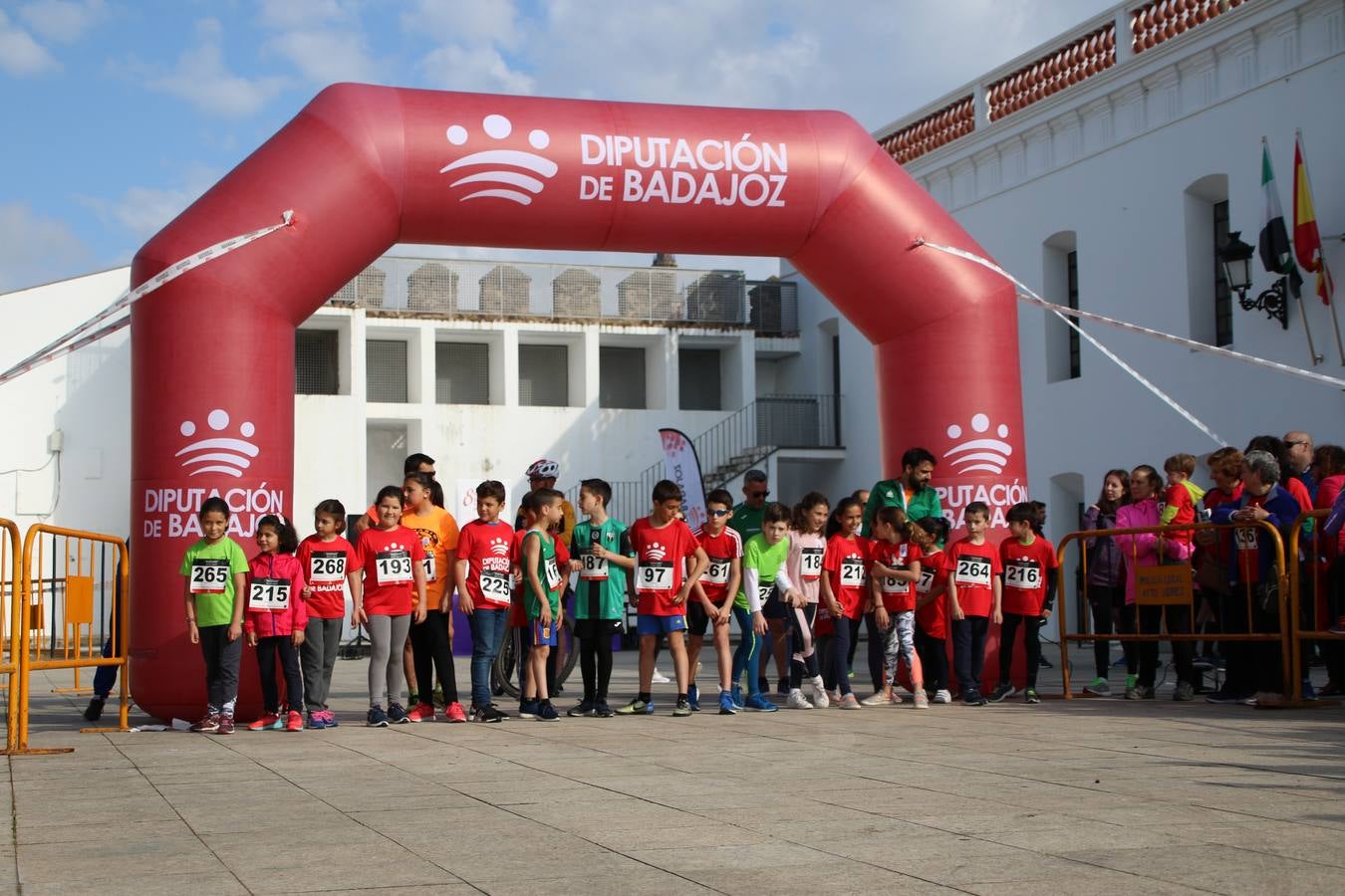 Jerez de los Caballeros ha acogido, esta mañana, la 'I Carrera de la Mujer', enmarcada dentro del programa 'Mujer y Deporte' de la Diputación de Badajoz y bajo el lema 'Nuestra meta, la igualdad'. Más de 300 personas, de todas las edades, se han dado cita en la Plaza de la Alcazaba y han recorrido las calles del municipio en una jornada que ha aunado deporte, solidaridad y reivindicación.