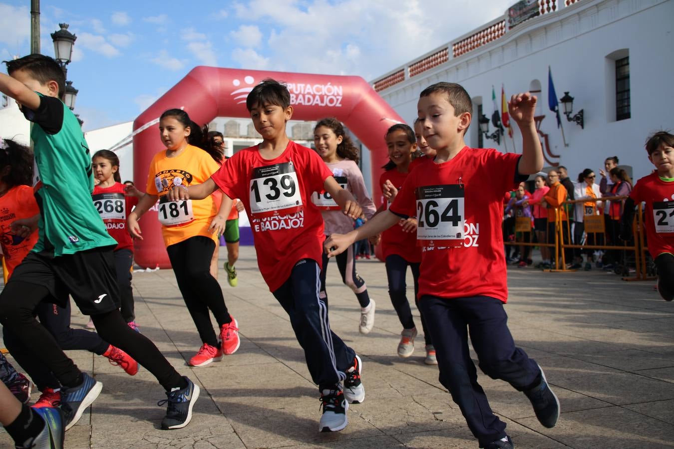 Jerez de los Caballeros ha acogido, esta mañana, la 'I Carrera de la Mujer', enmarcada dentro del programa 'Mujer y Deporte' de la Diputación de Badajoz y bajo el lema 'Nuestra meta, la igualdad'. Más de 300 personas, de todas las edades, se han dado cita en la Plaza de la Alcazaba y han recorrido las calles del municipio en una jornada que ha aunado deporte, solidaridad y reivindicación.