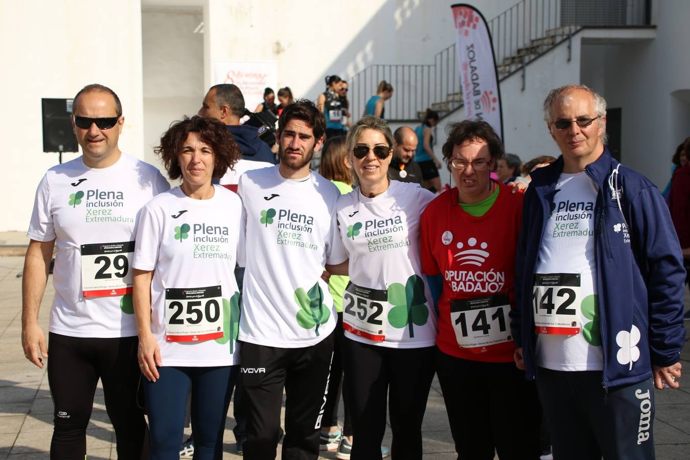 Jerez de los Caballeros ha acogido, esta mañana, la 'I Carrera de la Mujer', enmarcada dentro del programa 'Mujer y Deporte' de la Diputación de Badajoz y bajo el lema 'Nuestra meta, la igualdad'. Más de 300 personas, de todas las edades, se han dado cita en la Plaza de la Alcazaba y han recorrido las calles del municipio en una jornada que ha aunado deporte, solidaridad y reivindicación.