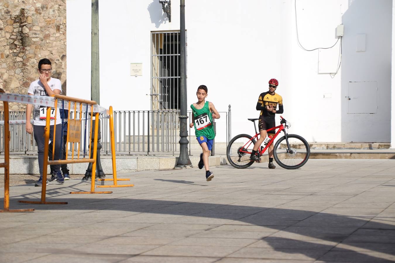 Jerez de los Caballeros ha acogido, esta mañana, la 'I Carrera de la Mujer', enmarcada dentro del programa 'Mujer y Deporte' de la Diputación de Badajoz y bajo el lema 'Nuestra meta, la igualdad'. Más de 300 personas, de todas las edades, se han dado cita en la Plaza de la Alcazaba y han recorrido las calles del municipio en una jornada que ha aunado deporte, solidaridad y reivindicación.