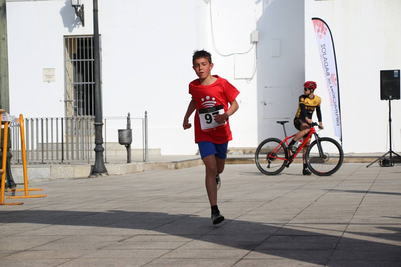 Jerez de los Caballeros ha acogido, esta mañana, la 'I Carrera de la Mujer', enmarcada dentro del programa 'Mujer y Deporte' de la Diputación de Badajoz y bajo el lema 'Nuestra meta, la igualdad'. Más de 300 personas, de todas las edades, se han dado cita en la Plaza de la Alcazaba y han recorrido las calles del municipio en una jornada que ha aunado deporte, solidaridad y reivindicación.