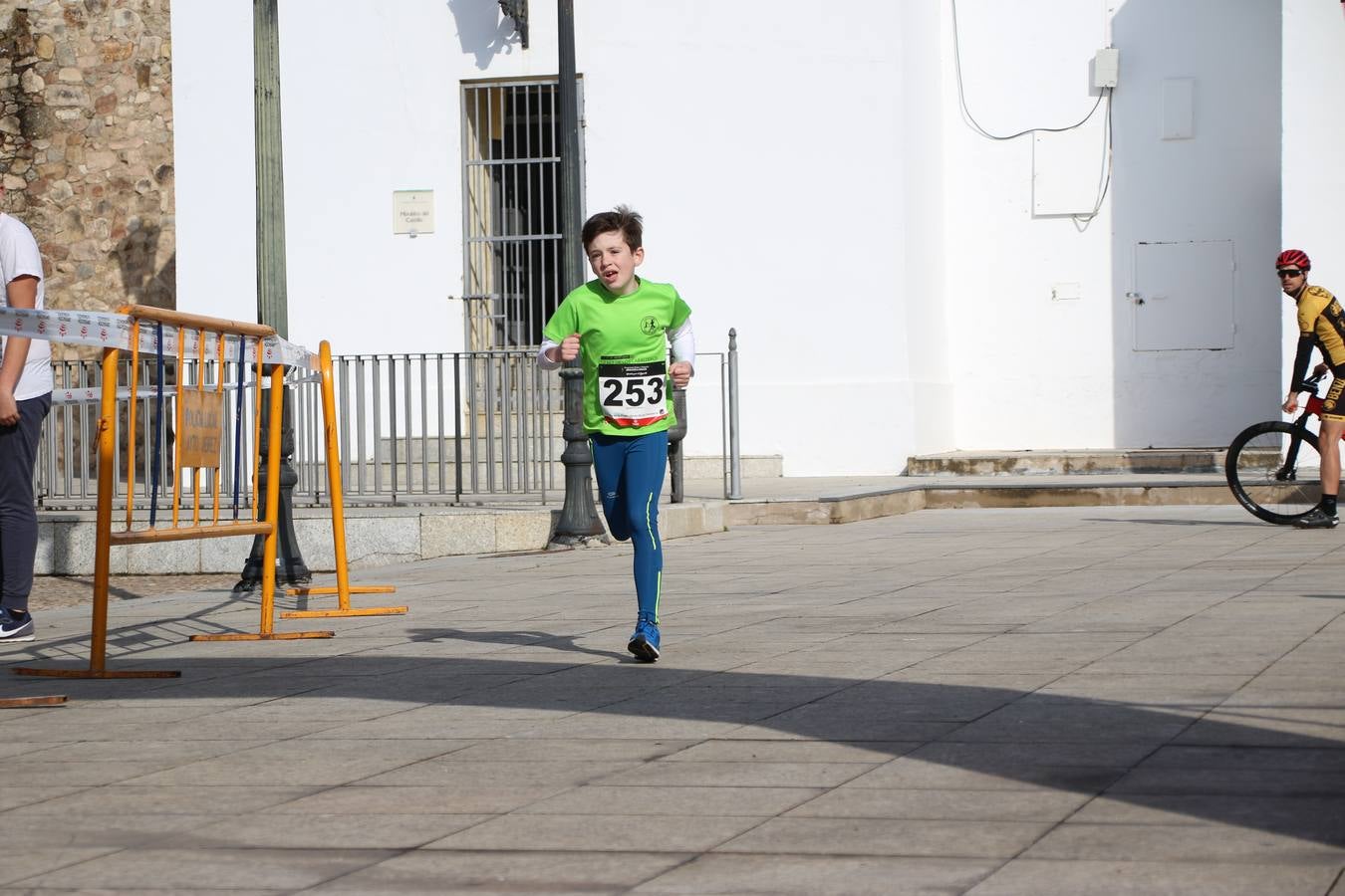 Jerez de los Caballeros ha acogido, esta mañana, la 'I Carrera de la Mujer', enmarcada dentro del programa 'Mujer y Deporte' de la Diputación de Badajoz y bajo el lema 'Nuestra meta, la igualdad'. Más de 300 personas, de todas las edades, se han dado cita en la Plaza de la Alcazaba y han recorrido las calles del municipio en una jornada que ha aunado deporte, solidaridad y reivindicación.