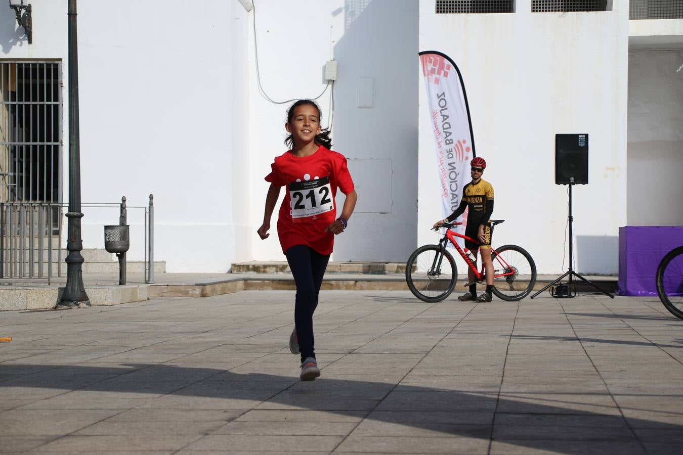 Jerez de los Caballeros ha acogido, esta mañana, la 'I Carrera de la Mujer', enmarcada dentro del programa 'Mujer y Deporte' de la Diputación de Badajoz y bajo el lema 'Nuestra meta, la igualdad'. Más de 300 personas, de todas las edades, se han dado cita en la Plaza de la Alcazaba y han recorrido las calles del municipio en una jornada que ha aunado deporte, solidaridad y reivindicación.