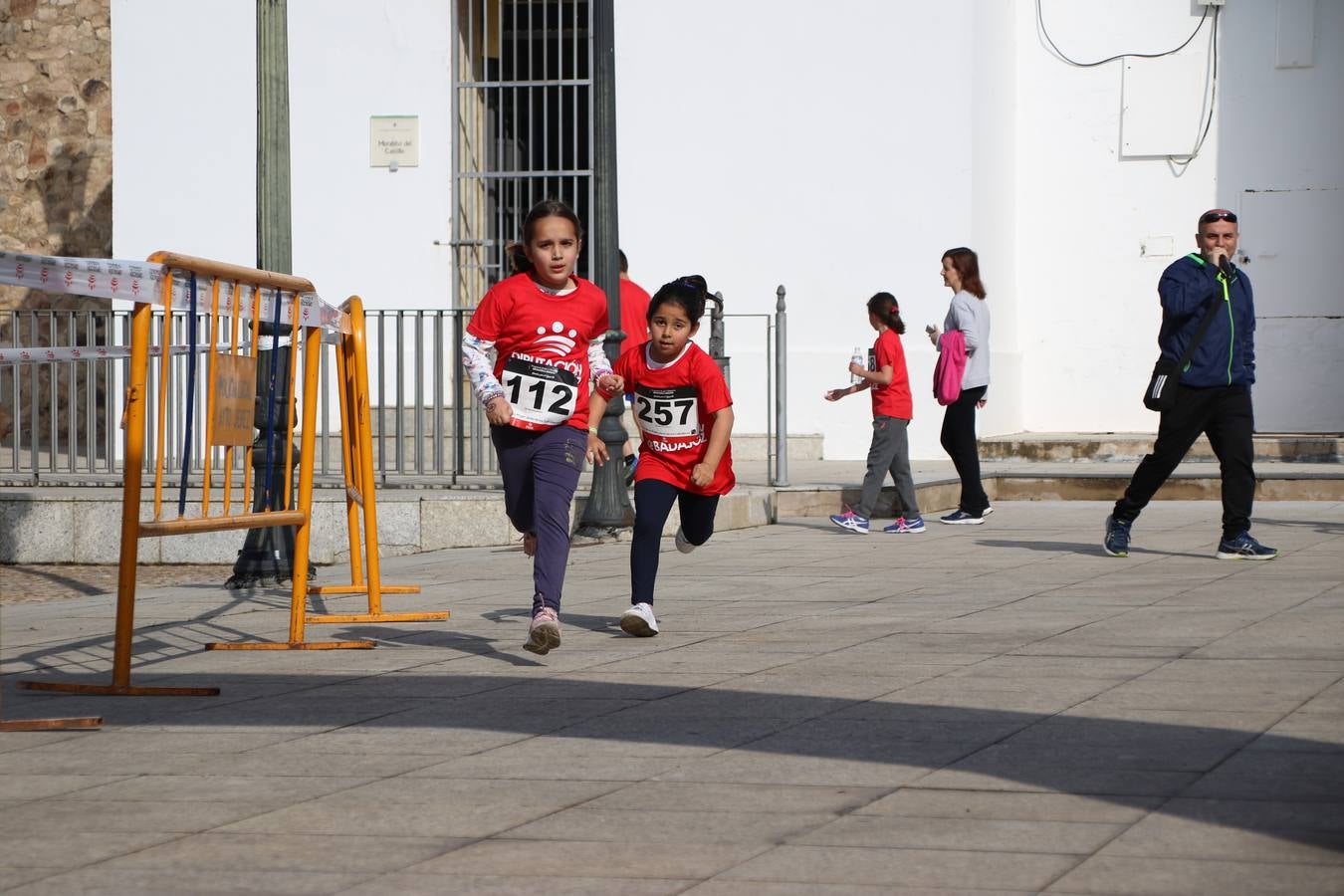 Jerez de los Caballeros ha acogido, esta mañana, la 'I Carrera de la Mujer', enmarcada dentro del programa 'Mujer y Deporte' de la Diputación de Badajoz y bajo el lema 'Nuestra meta, la igualdad'. Más de 300 personas, de todas las edades, se han dado cita en la Plaza de la Alcazaba y han recorrido las calles del municipio en una jornada que ha aunado deporte, solidaridad y reivindicación.