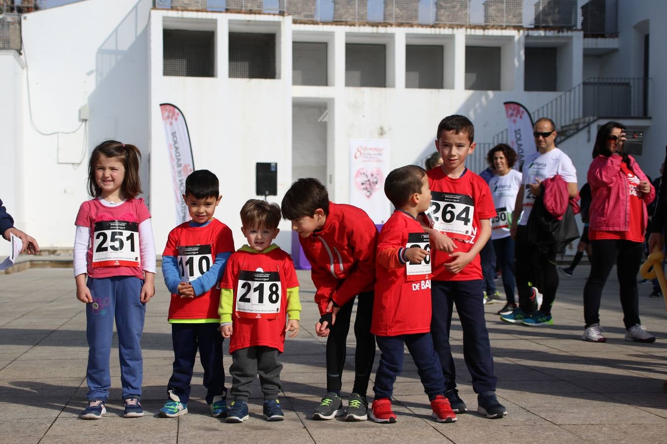 Jerez de los Caballeros ha acogido, esta mañana, la 'I Carrera de la Mujer', enmarcada dentro del programa 'Mujer y Deporte' de la Diputación de Badajoz y bajo el lema 'Nuestra meta, la igualdad'. Más de 300 personas, de todas las edades, se han dado cita en la Plaza de la Alcazaba y han recorrido las calles del municipio en una jornada que ha aunado deporte, solidaridad y reivindicación.