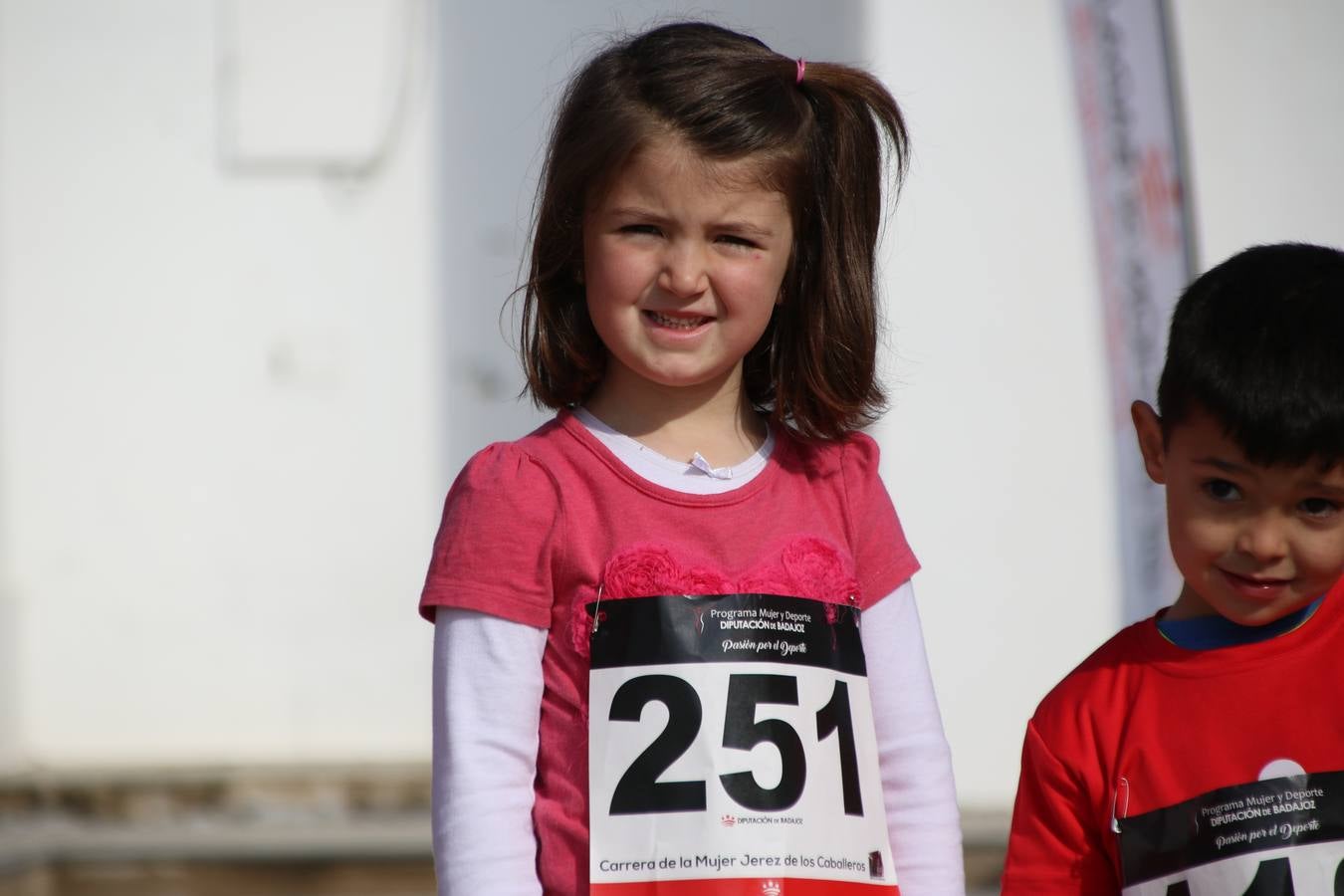 Jerez de los Caballeros ha acogido, esta mañana, la 'I Carrera de la Mujer', enmarcada dentro del programa 'Mujer y Deporte' de la Diputación de Badajoz y bajo el lema 'Nuestra meta, la igualdad'. Más de 300 personas, de todas las edades, se han dado cita en la Plaza de la Alcazaba y han recorrido las calles del municipio en una jornada que ha aunado deporte, solidaridad y reivindicación.