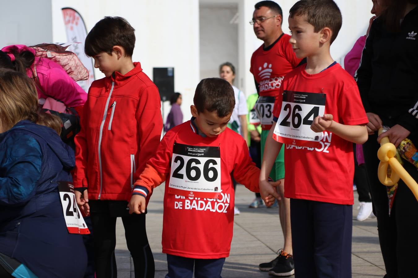 Jerez de los Caballeros ha acogido, esta mañana, la 'I Carrera de la Mujer', enmarcada dentro del programa 'Mujer y Deporte' de la Diputación de Badajoz y bajo el lema 'Nuestra meta, la igualdad'. Más de 300 personas, de todas las edades, se han dado cita en la Plaza de la Alcazaba y han recorrido las calles del municipio en una jornada que ha aunado deporte, solidaridad y reivindicación.