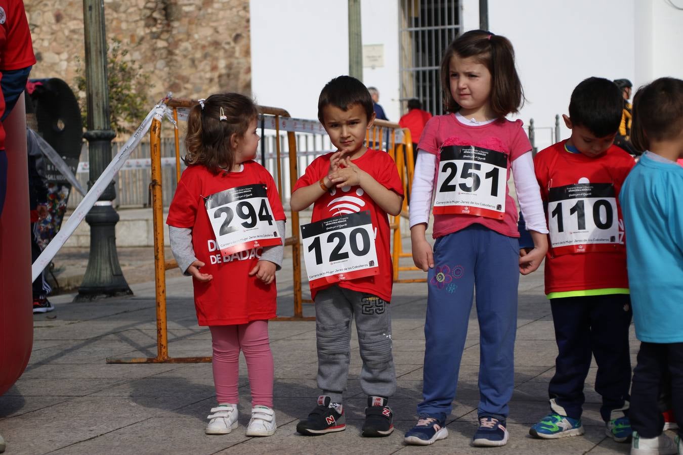 Jerez de los Caballeros ha acogido, esta mañana, la 'I Carrera de la Mujer', enmarcada dentro del programa 'Mujer y Deporte' de la Diputación de Badajoz y bajo el lema 'Nuestra meta, la igualdad'. Más de 300 personas, de todas las edades, se han dado cita en la Plaza de la Alcazaba y han recorrido las calles del municipio en una jornada que ha aunado deporte, solidaridad y reivindicación.