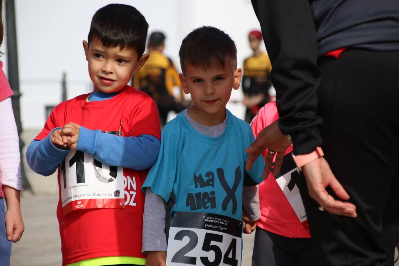 Jerez de los Caballeros ha acogido, esta mañana, la 'I Carrera de la Mujer', enmarcada dentro del programa 'Mujer y Deporte' de la Diputación de Badajoz y bajo el lema 'Nuestra meta, la igualdad'. Más de 300 personas, de todas las edades, se han dado cita en la Plaza de la Alcazaba y han recorrido las calles del municipio en una jornada que ha aunado deporte, solidaridad y reivindicación.