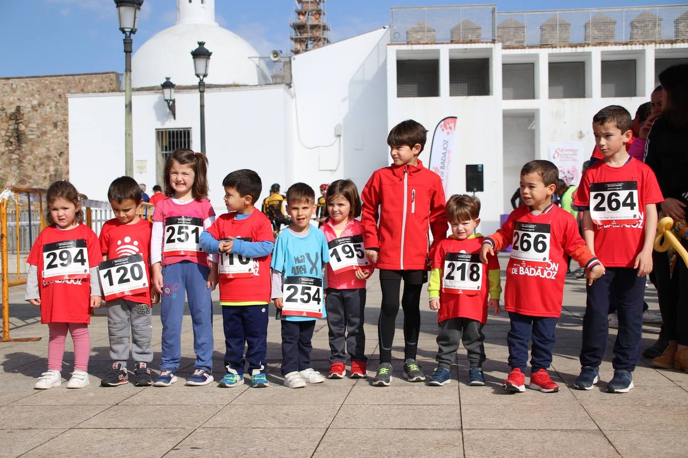 Jerez de los Caballeros ha acogido, esta mañana, la 'I Carrera de la Mujer', enmarcada dentro del programa 'Mujer y Deporte' de la Diputación de Badajoz y bajo el lema 'Nuestra meta, la igualdad'. Más de 300 personas, de todas las edades, se han dado cita en la Plaza de la Alcazaba y han recorrido las calles del municipio en una jornada que ha aunado deporte, solidaridad y reivindicación.