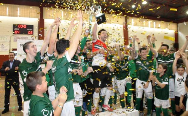 El capitán, Sergio Barranca, junto al resto del equipo, levantando la Copa de Extremadura.