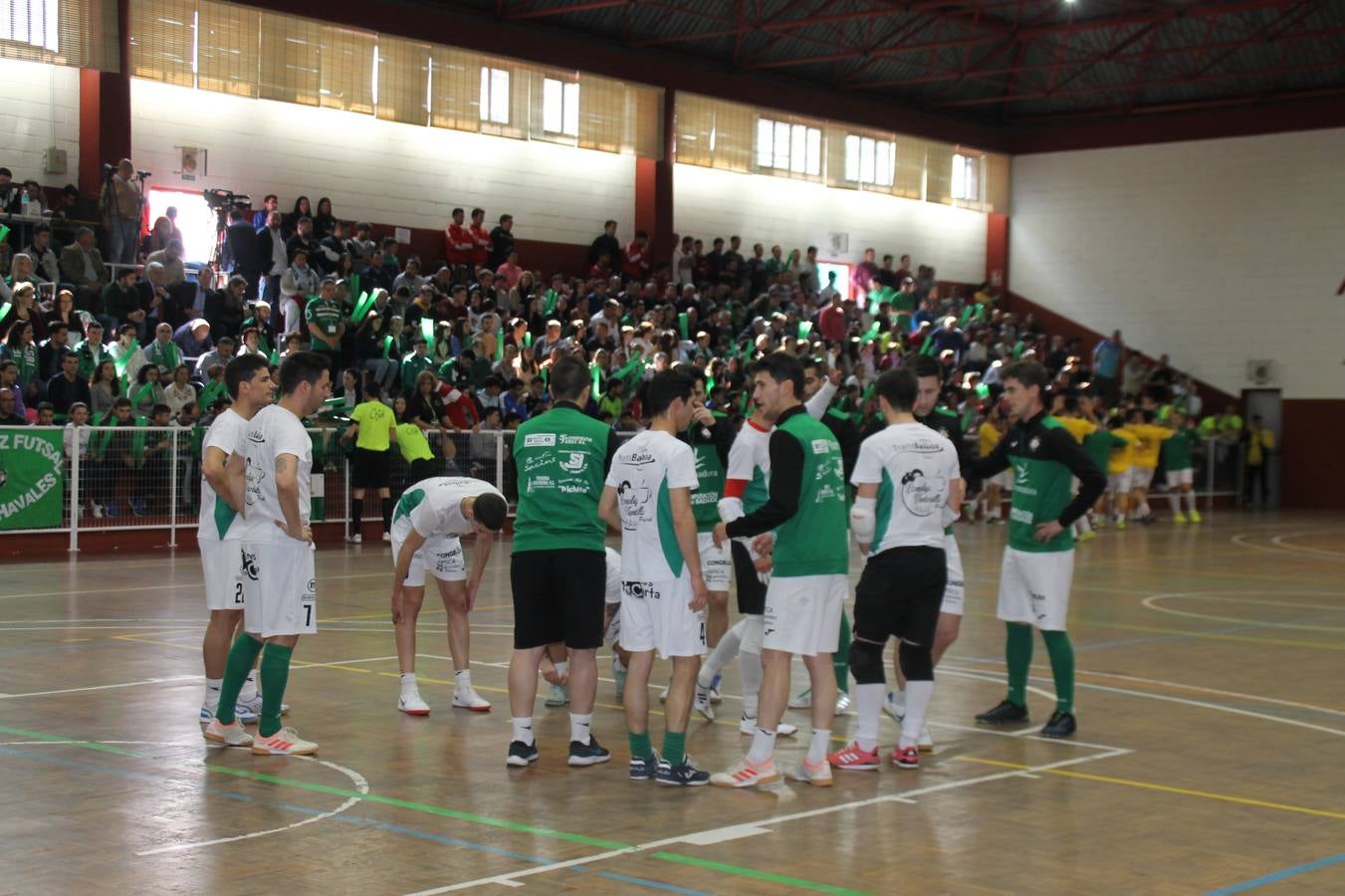 Por segunda temporada consecutiva, el Jerez Futsal ha logrado hacerse con el título de campeón de la Copa de Extremadura tras otra espectacular final, ante el Cáceres Universidad al que ha vencido 6-4, esta vez en su casa, ante su incondicional afición que ha vivido esta 'final four' con intensidad y mucha alegría, finalmente.