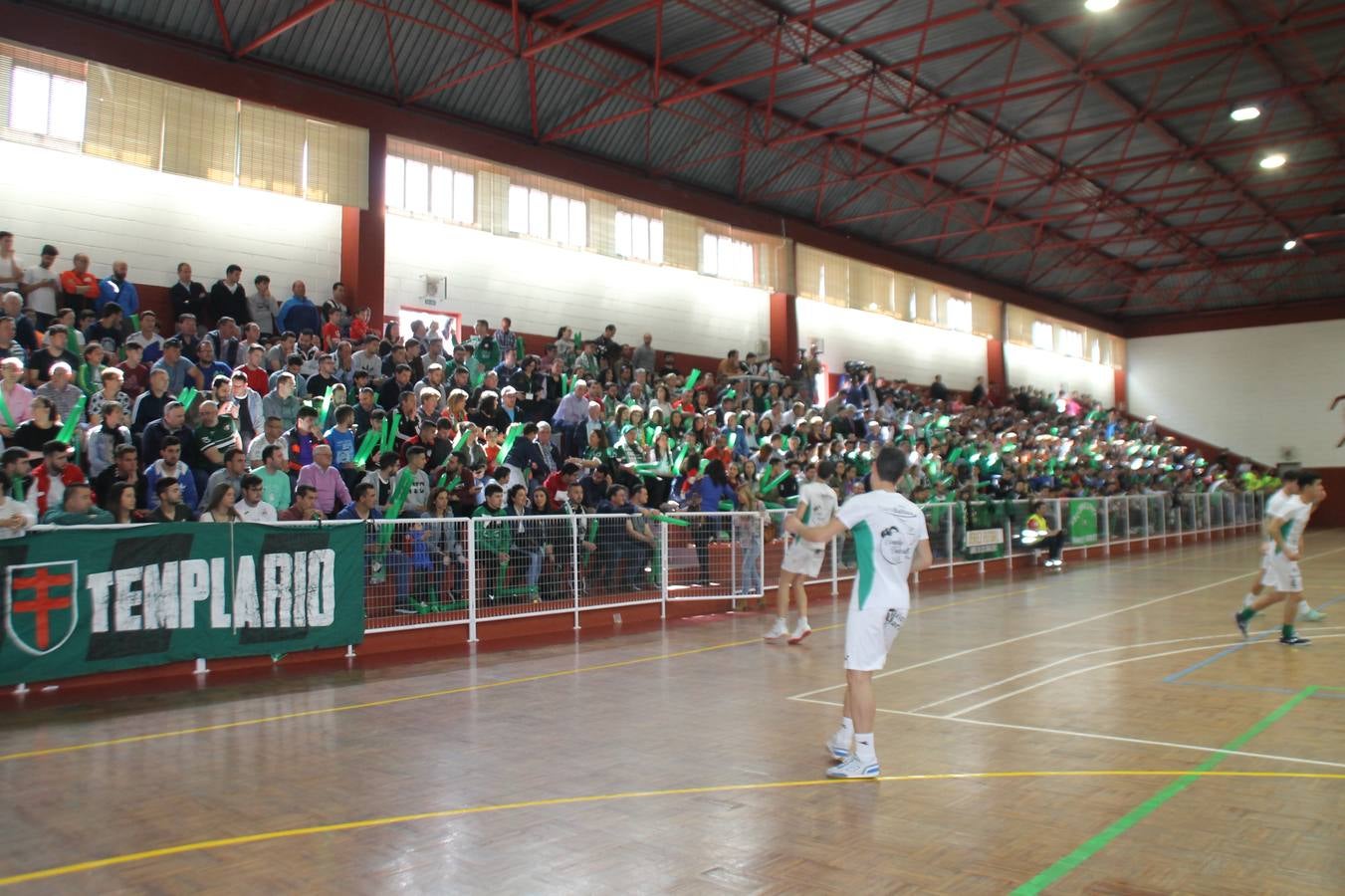 Por segunda temporada consecutiva, el Jerez Futsal ha logrado hacerse con el título de campeón de la Copa de Extremadura tras otra espectacular final, ante el Cáceres Universidad al que ha vencido 6-4, esta vez en su casa, ante su incondicional afición que ha vivido esta 'final four' con intensidad y mucha alegría, finalmente.
