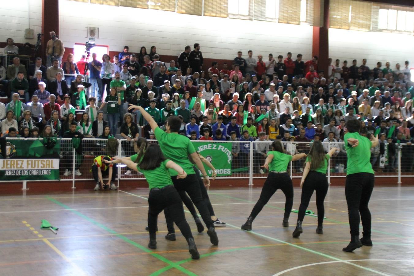 Por segunda temporada consecutiva, el Jerez Futsal ha logrado hacerse con el título de campeón de la Copa de Extremadura tras otra espectacular final, ante el Cáceres Universidad al que ha vencido 6-4, esta vez en su casa, ante su incondicional afición que ha vivido esta 'final four' con intensidad y mucha alegría, finalmente.